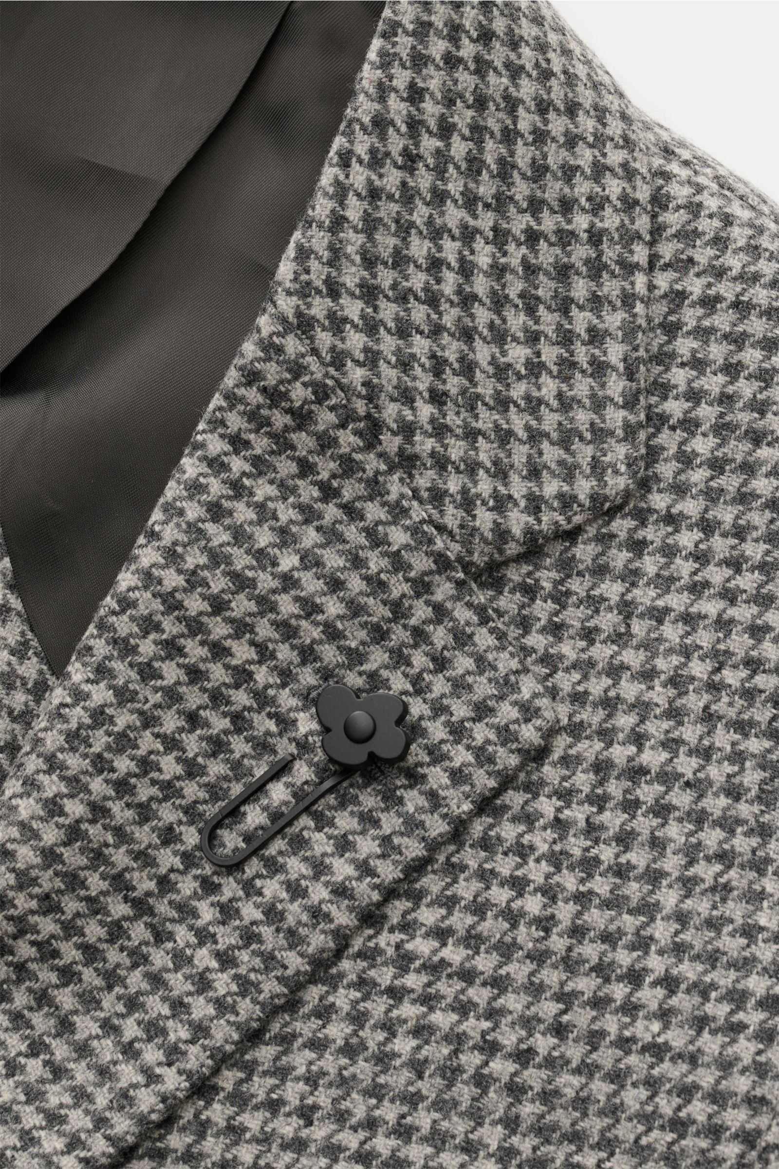 Close-up front view of Lardini Sakko hellgrau/dunkelgrau kariert with soft wool-cashmere blend, Glencheck pattern, flower pin, and unconstructed design.