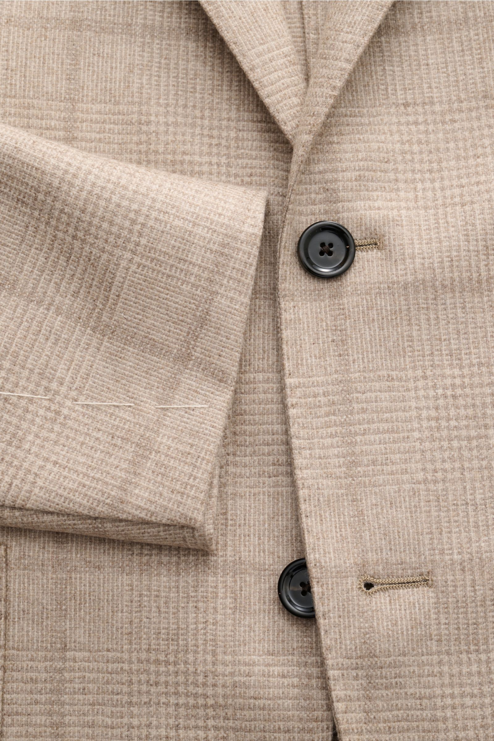 Close-up front view of Lardini Cashmere Sakko beige kariert showing tonal Glencheck pattern, soft texture, two black buttons, and unfinished sleeve cuffs. -  reiner Cashmere weicher Griff tonales Glencheck Slim Fi