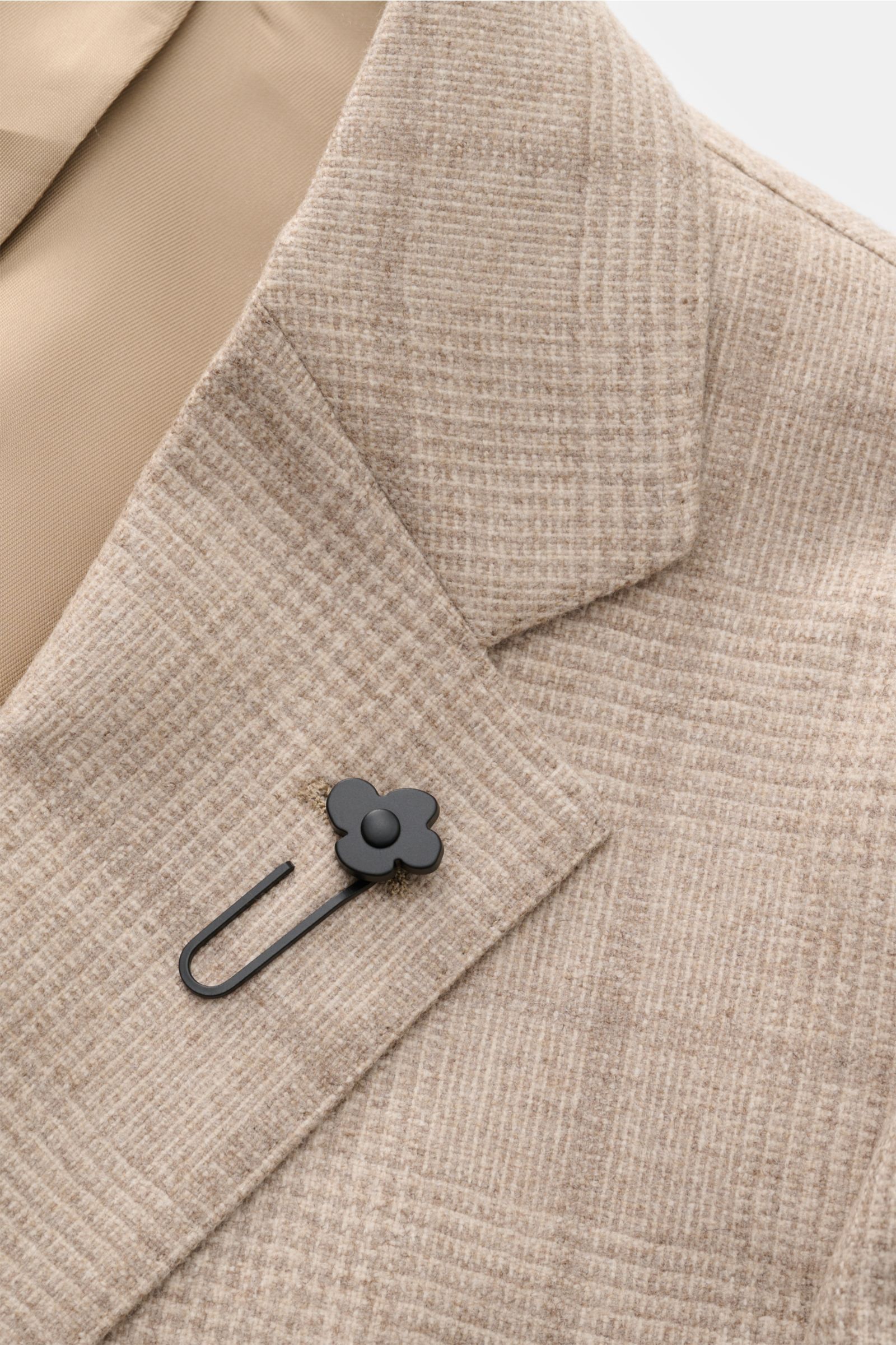 Close-up from above of the Lardini Cashmere Sakko beige kariert showing tonal Glencheck pattern, soft touch, and flower pin on the falling lapel.

-

reiner Cashmere
weicher Griff
tonales Glencheck
Slim Fit
