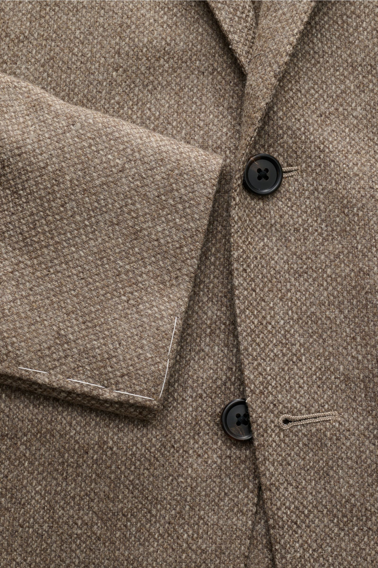 Corneliani Sakko taupe meliert, Detailaufnahme von vorne schräg oben, Woll-Cashmere-Mix mit Slim Fit, zwei Knöpfen, fallendem Revers, weicher Griff, markante Webstruktur.