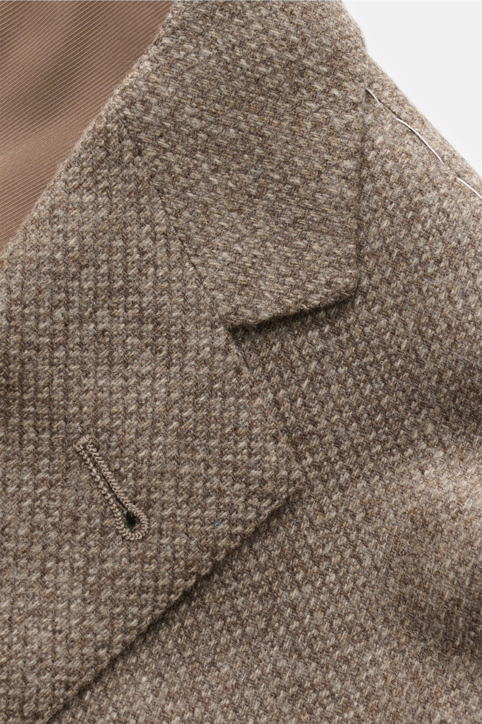 Nahaufnahme des Corneliani Sakko taupe meliert mit markanter Webstruktur, fallendem Revers und tailliertem Slim Fit aus Wolle und Cashmere.
