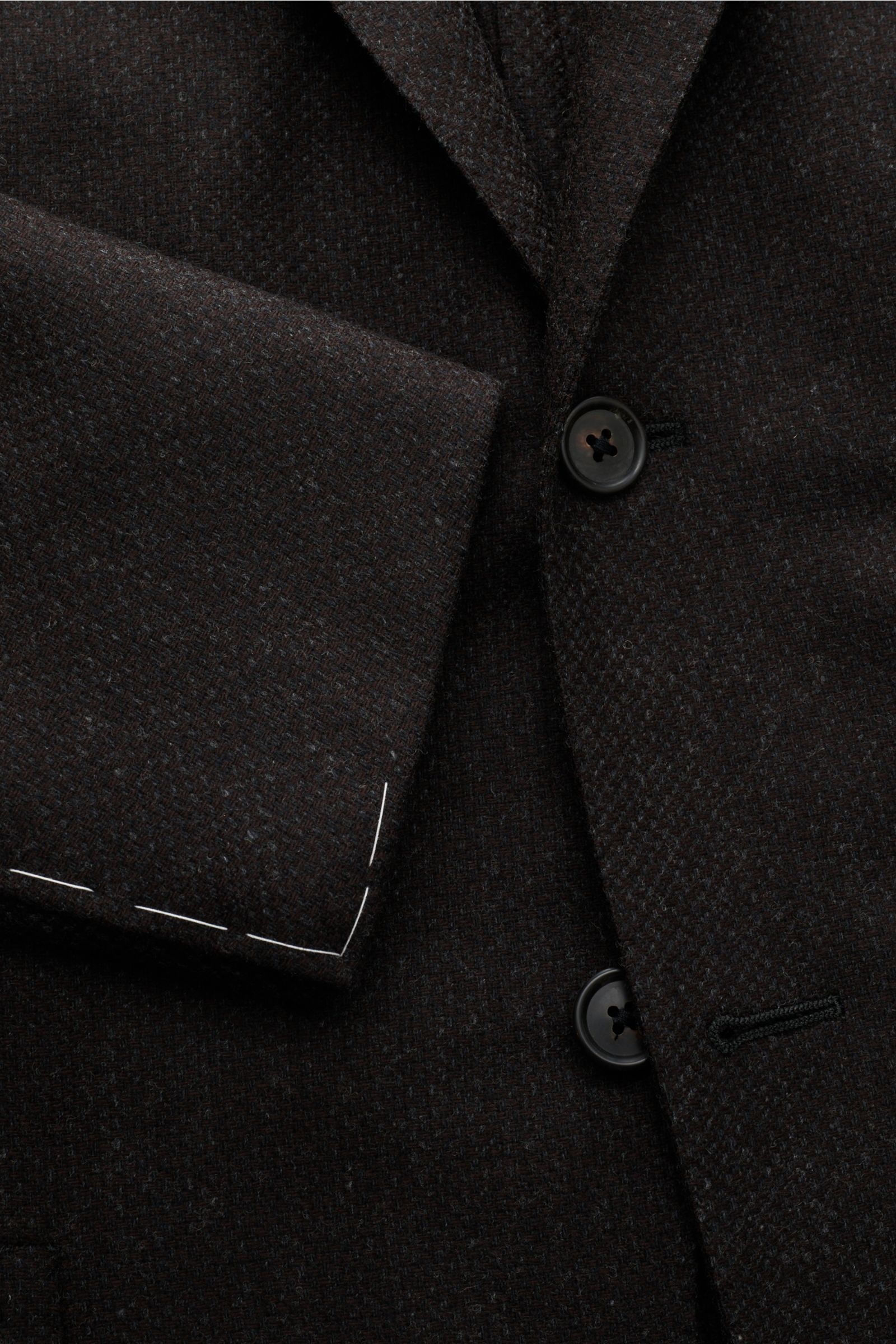 Corneliani Sakko dunkelbraun meliert im Slim Fit, Detailaufnahme von Revers, Knöpfen und Webstruktur aus Wolle und Cashmere.