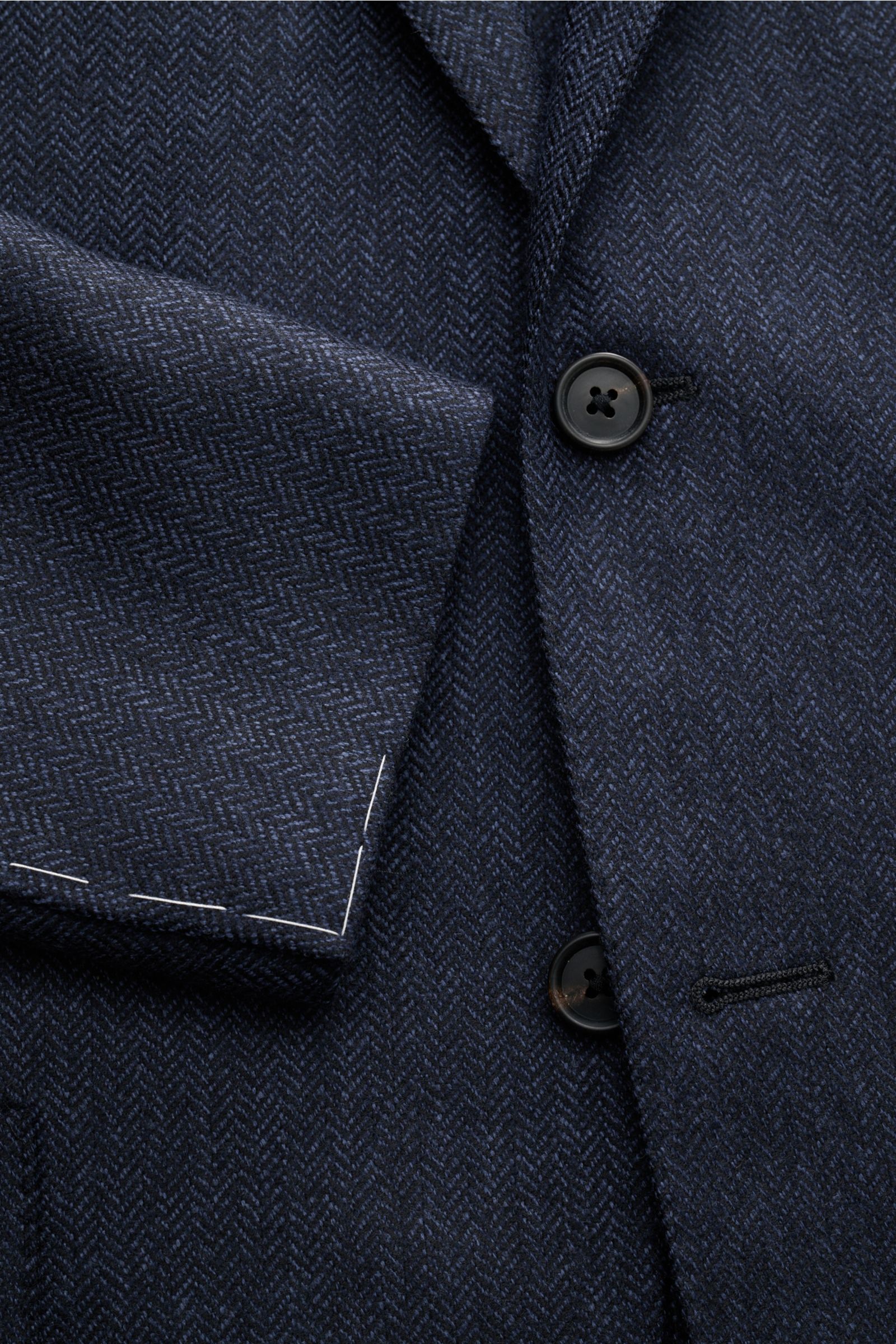 Corneliani Sakko dark navy meliert aus reiner Wolle mit tonalem Fischgrat, Slim Fit, Zwei-Knopf-Stil, Detailaufnahme von vorne oben.