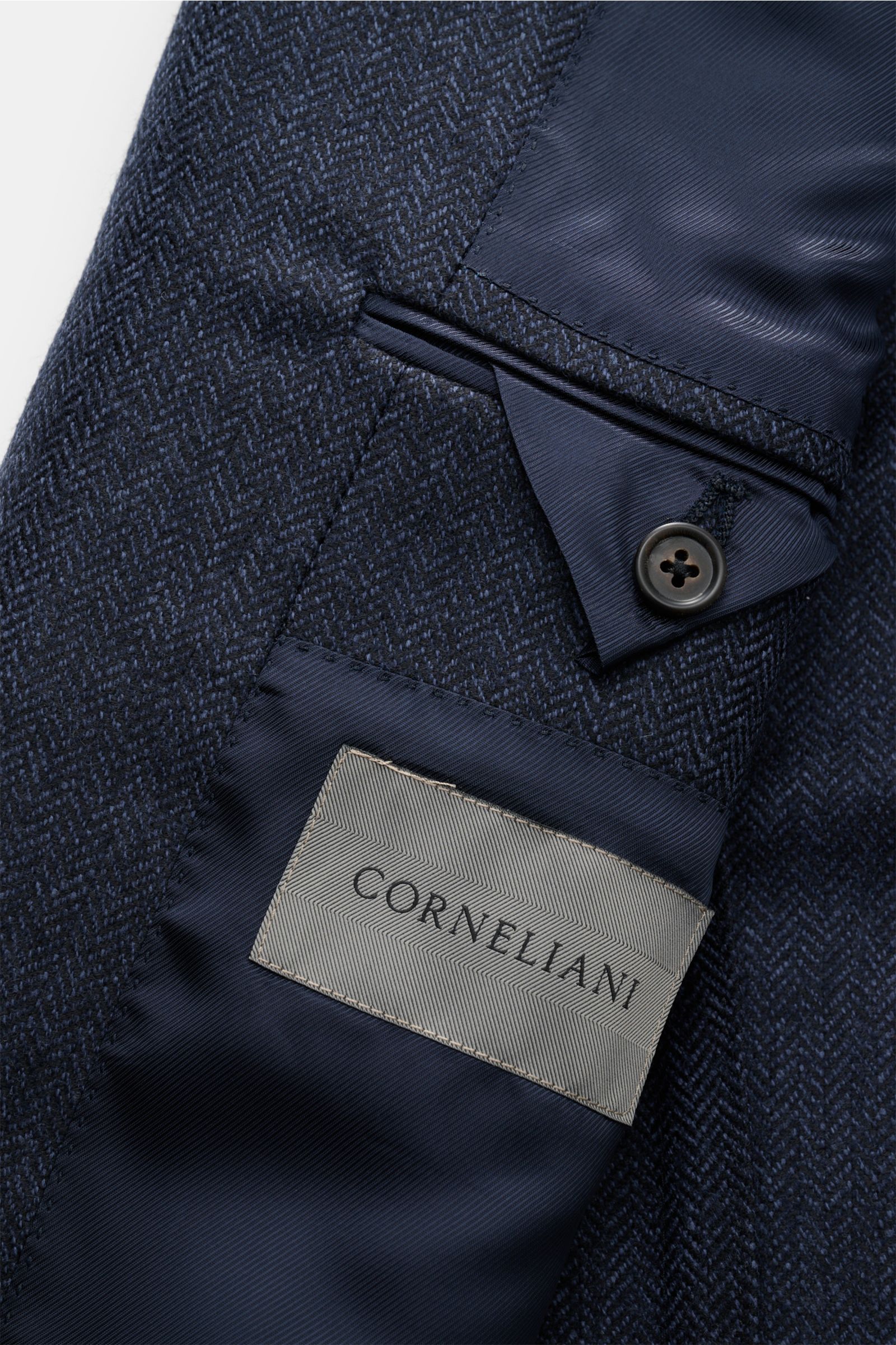 Corneliani Sakko dark navy meliert, Detailaufnahme innen, reine Wolle, tonaler Fischgrat, Slim Fit, halb gefüttert, vier Innentaschen, Knopfverschluss.