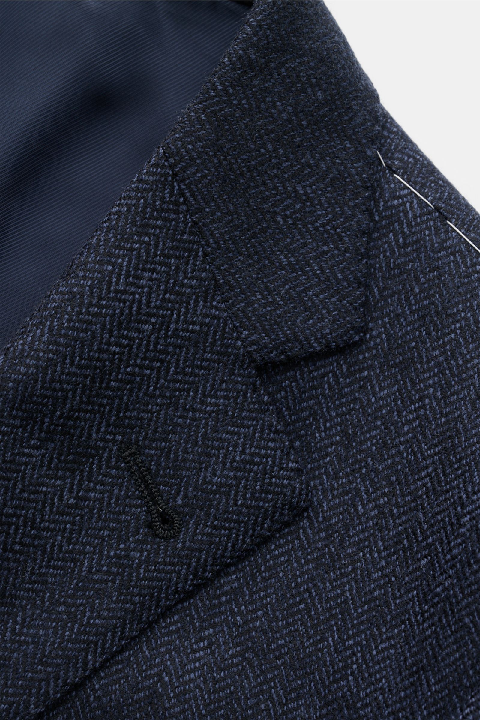 Corneliani Sakko dark navy meliert in Slim Fit, Nahaufnahme von Revers und tonalem Fischgrat aus reiner Wolle mit weichem Griff.