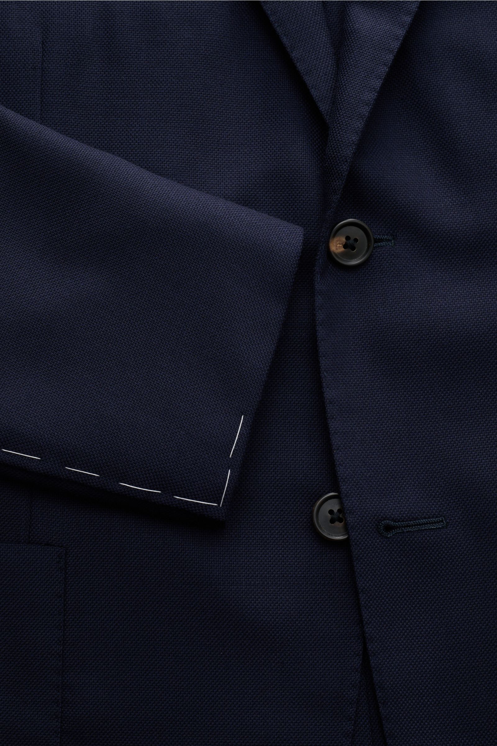 Close-up front view of Corneliani Sakko navy, showing textured pure wool fabric in fine Panama weave, two-button slim fit with notch lapel.

Description: Das italienische Traditionslabel CORNELIANI kreiert mit diesem edlen Sakko aus reiner Wolle, gefer