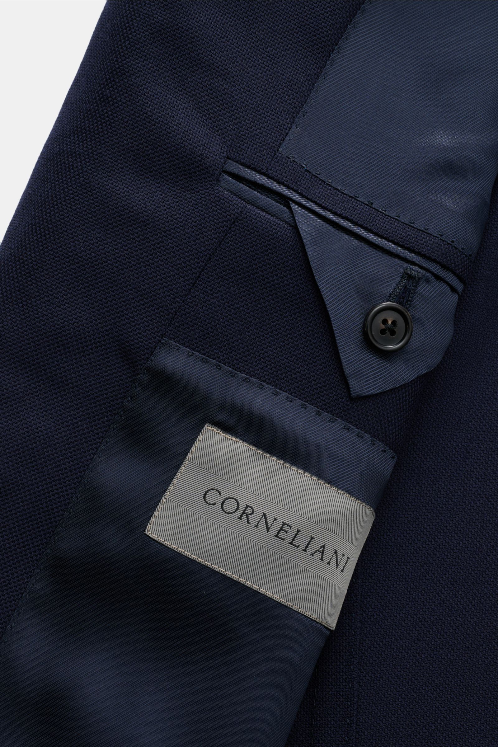 Close-up view of the Corneliani Sakko navy showing its fine Panama wool fabric, slim fit, two-button style, and interior label.

Das italienische Traditionslabel CORNELIANI kreiert mit diesem edlen Sakko aus reiner Wolle, gefertigt aus leichtem Panama 