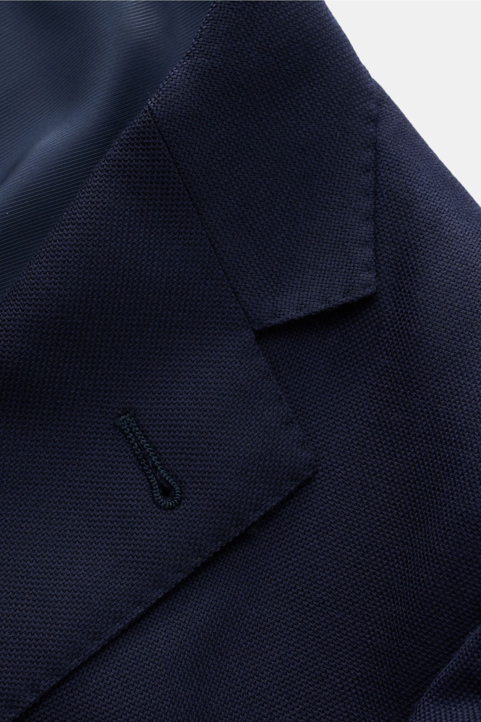 Close-up angled view of Corneliani Sakko navy lapel showing fine Panama weave in pure wool fabric.

Das italienische Traditionslabel CORNELIANI kreiert mit diesem edlen Sakko aus reiner Wolle, gefertigt aus leichtem Panama einen treuen Begleiter für Of