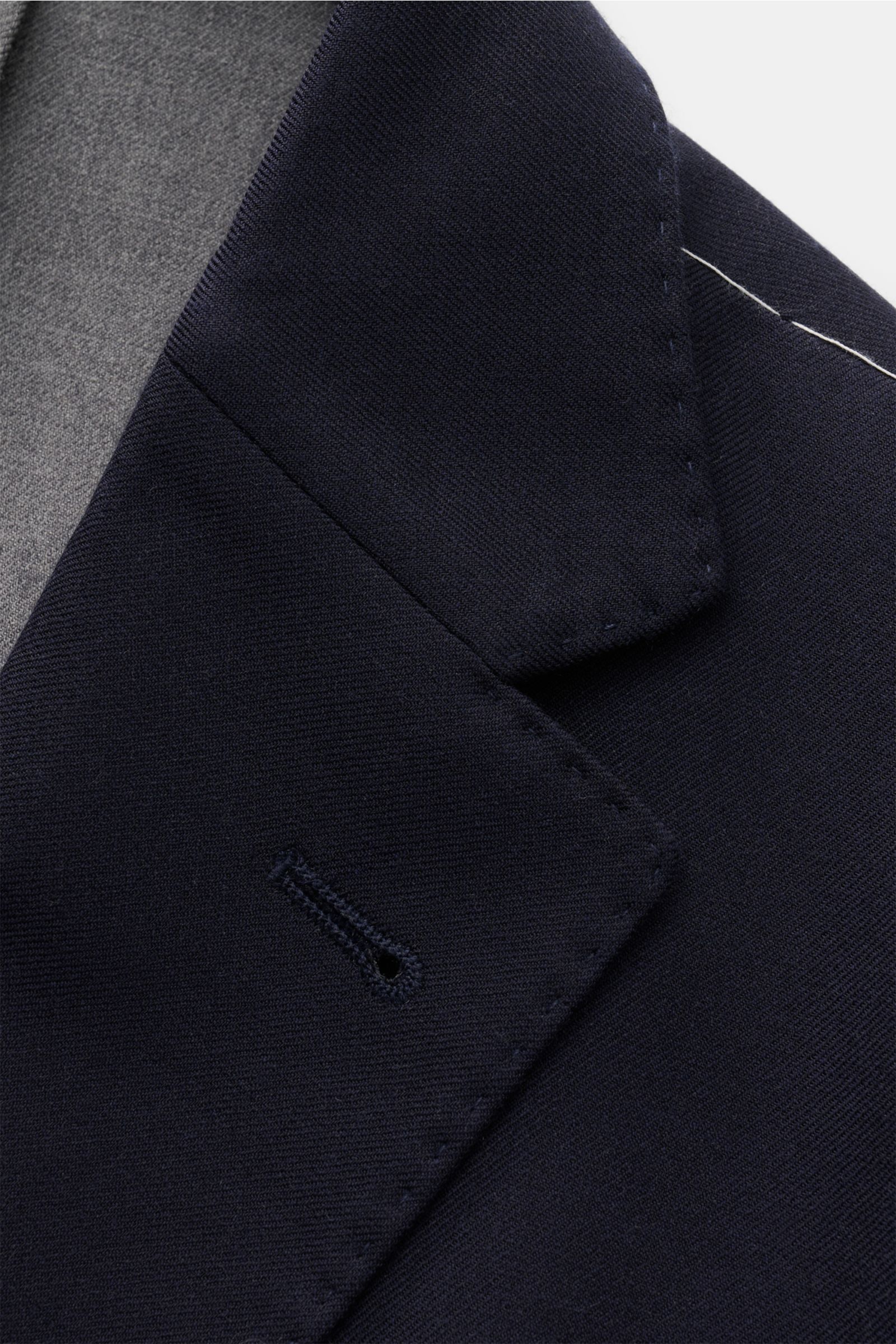 Corneliani Sakko navy, Nahaufnahme des fallenden Revers, Mix aus Schurwolle und Seide, weicher Griff, Slim Fit, taillierter Zwei-Knopf-Stil, klassische Brusttasche, aufgesetzte Hüfttaschen, Ärmelabschlüsse unfertig, rückwärtige Seitenschlitze, Unconstruct