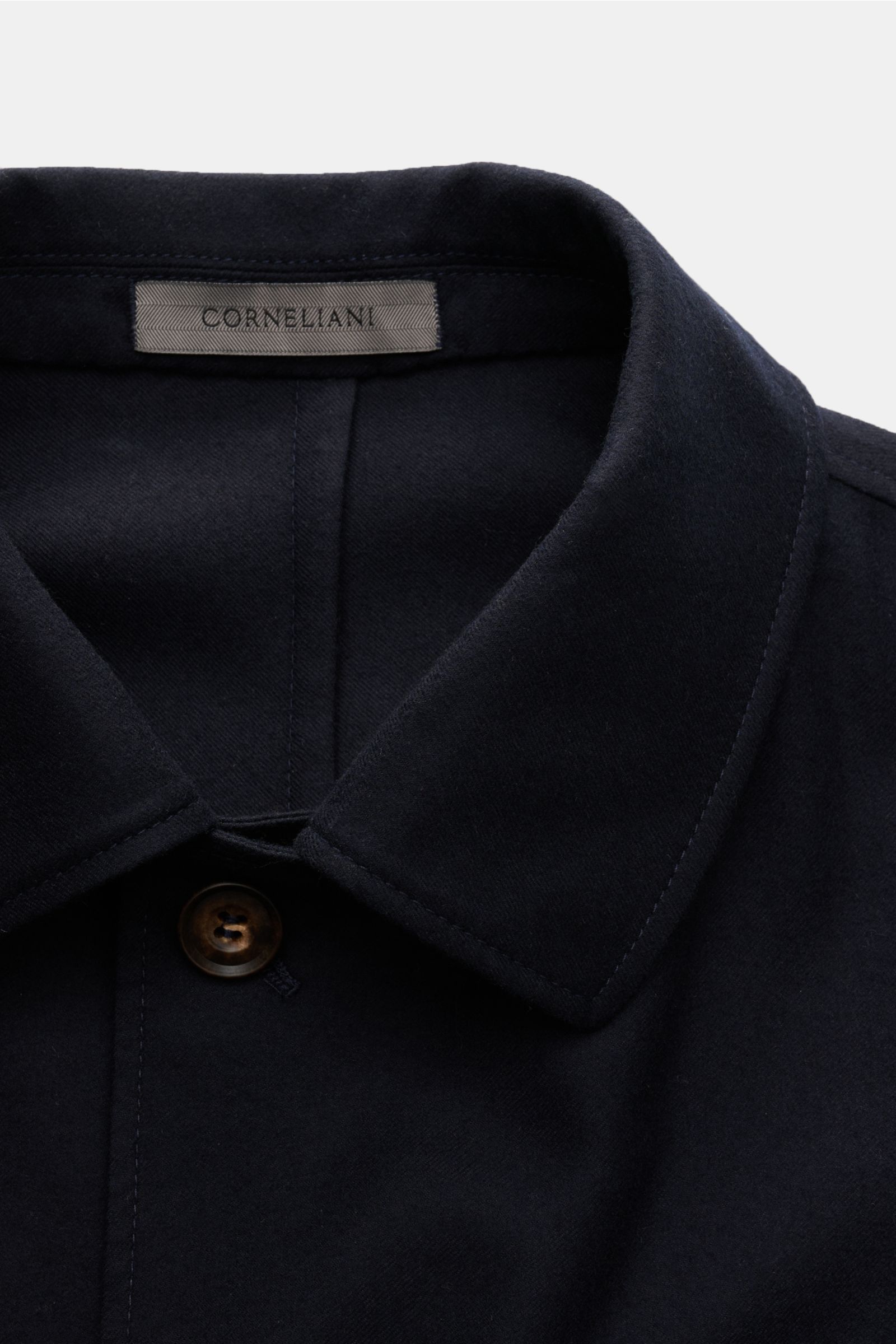 Corneliani Overshirt navy aus reiner Schurwolle, Frontdetail mit Umlegekragen und Knopf, weich und elegant, Nahaufnahme von oben