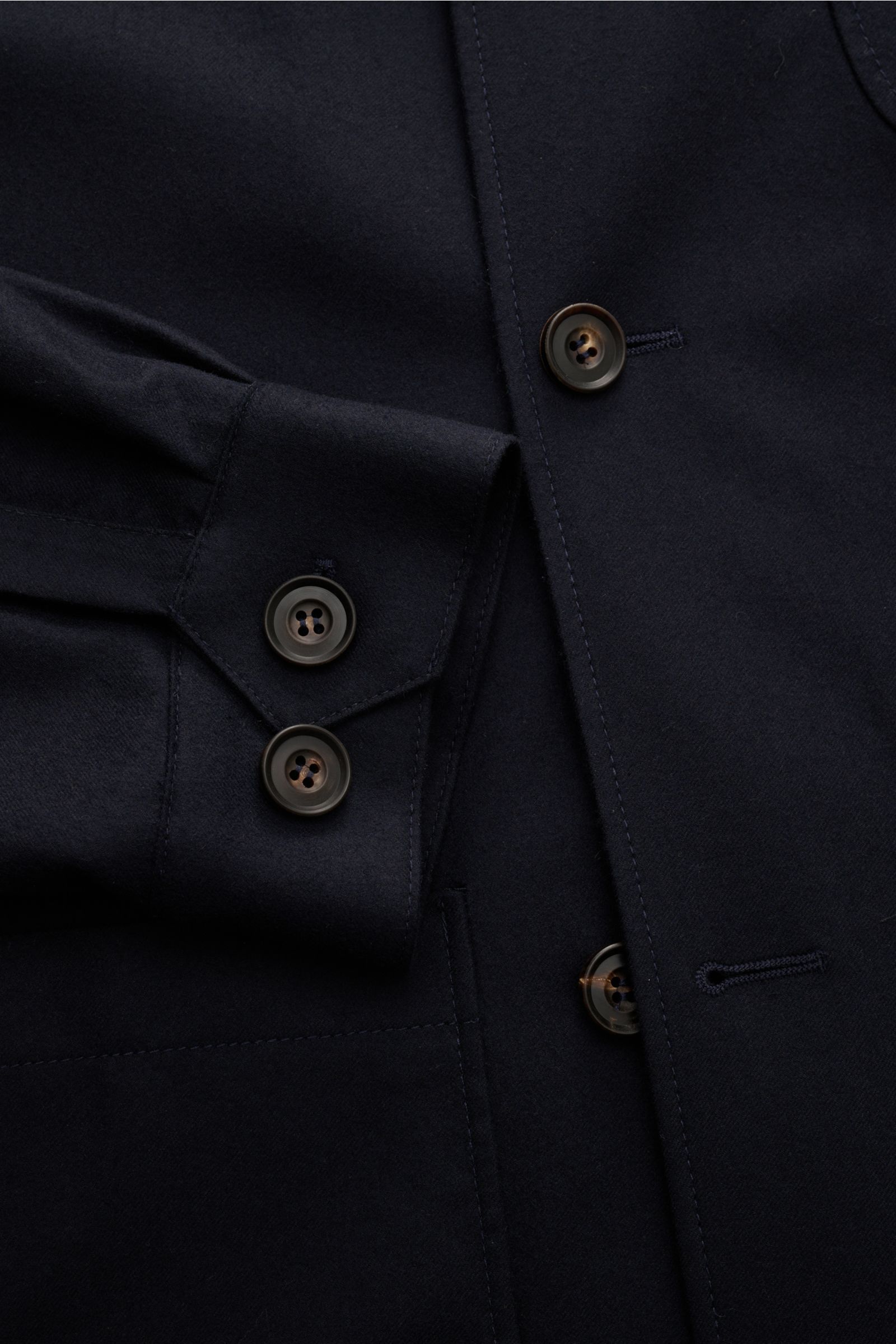 Corneliani Overshirt navy aus reiner Schurwolle, Detailaufnahme von Knopfleiste, Manschette mit zwei Knöpfen und Brusttasche, weicher Flanell.