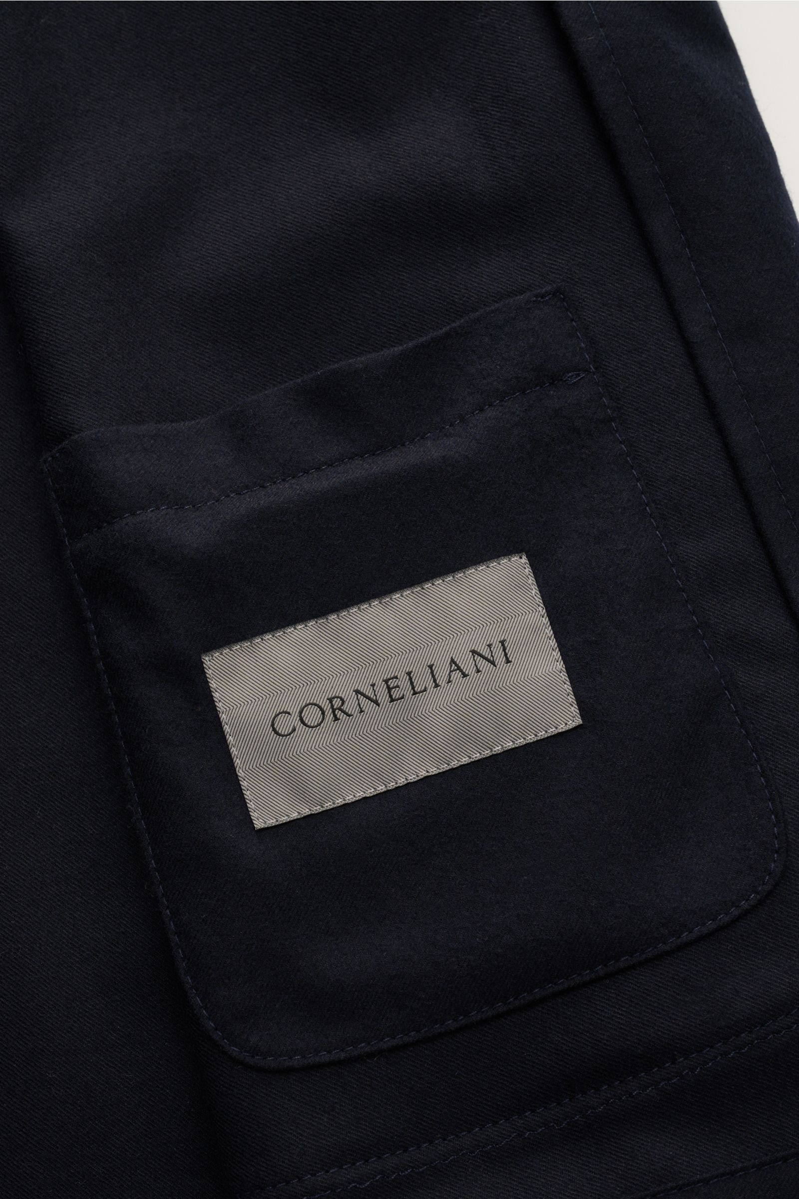 Corneliani Overshirt navy in Nahaufnahme von innen mit aufgesetzter Innentasche aus weichem Schurwollflanell, Regular Fit.