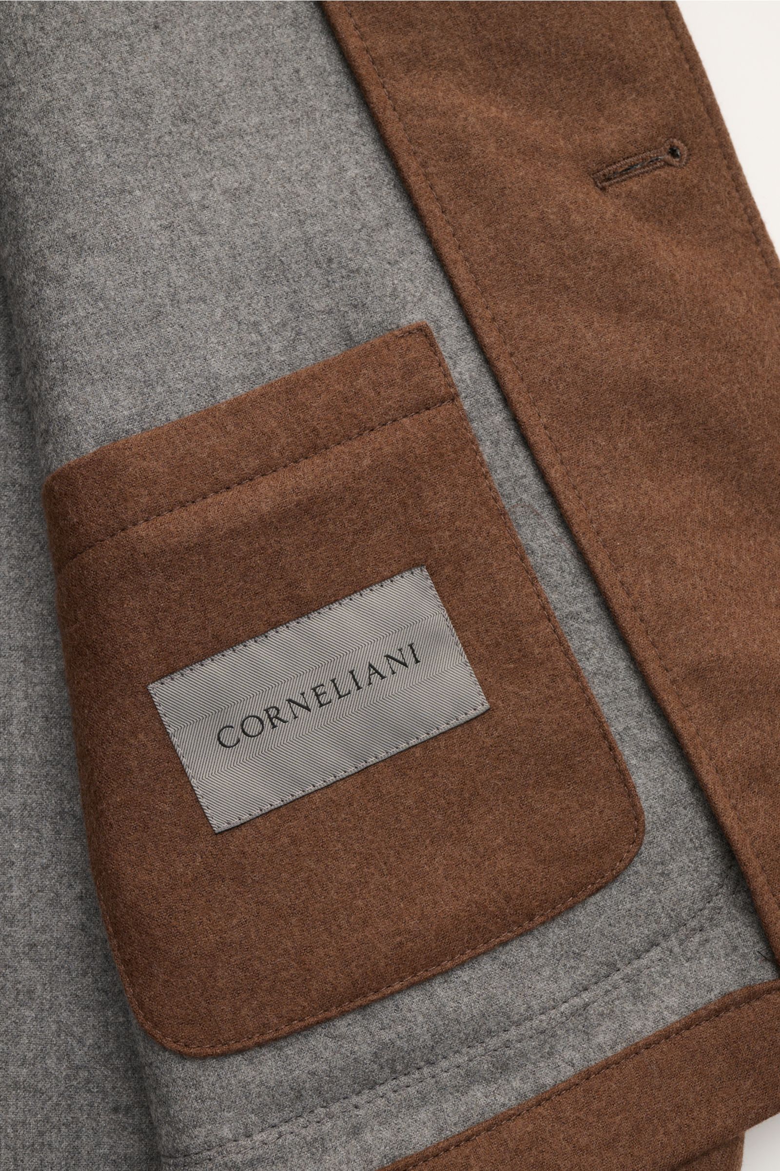 Corneliani Overshirt braun von innen fotografiert, Detail von Innentasche mit Label, Doubleface aus Schurwolle und Seide, weicher Griff.