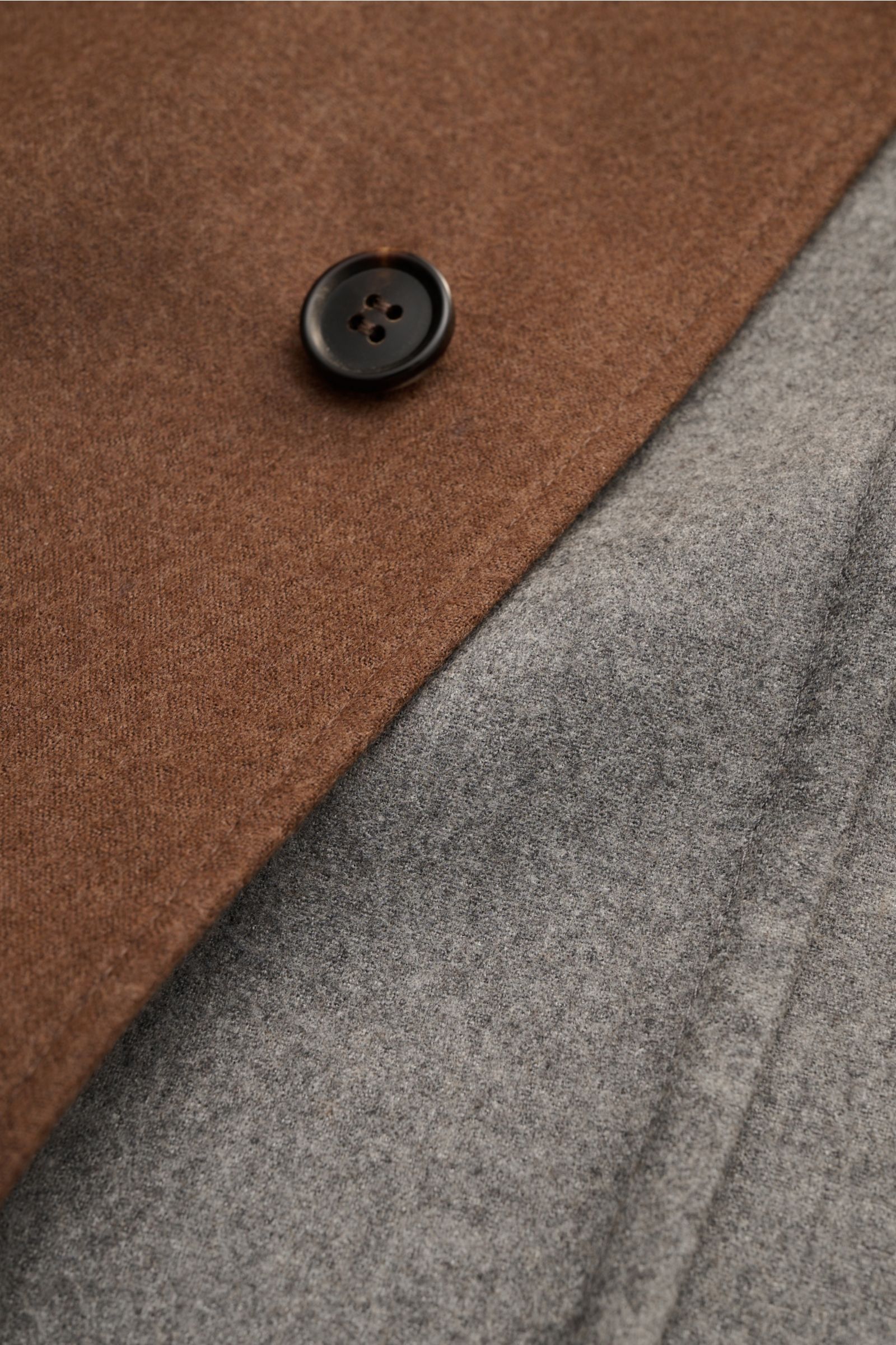 Corneliani Overshirt braun aus Schurwolle und Seide, Detailaufnahme der Knopfleiste und kontrastfarbenen Innenseite in Grau, weicher Griff.