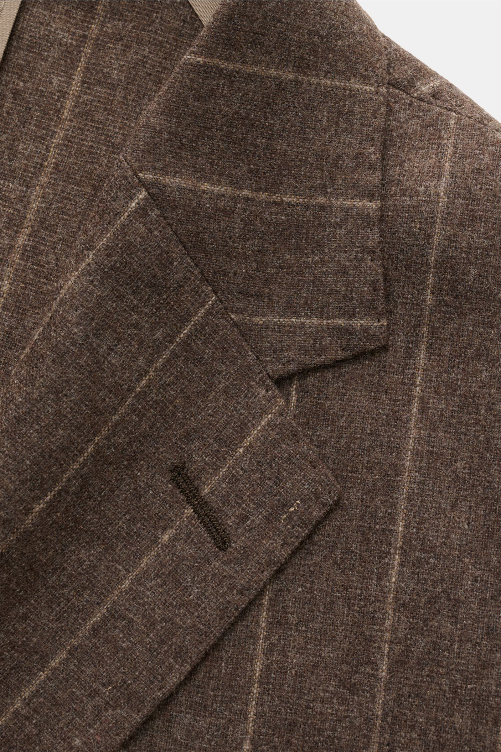 Nahaufnahme des braun gestreiften Windsor Sakko 'Giorno' aus Wolle, Microfaser, Cashmere, Slim Fit, fallendes Revers, Zwei-Knopf-Stil, Kissing Buttons, Unconstructed Design.