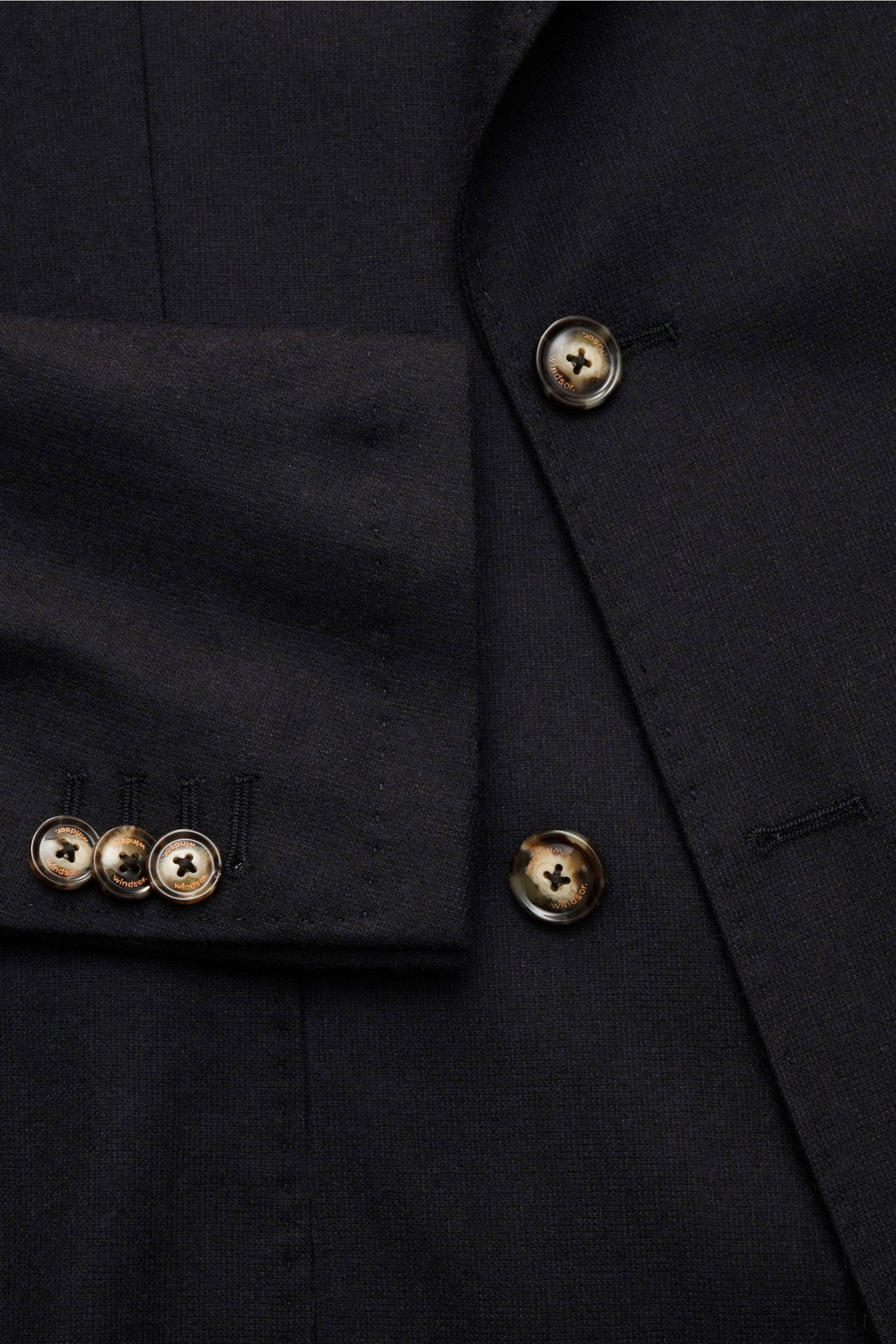 Windsor Sakko 'Salio' dark navy im Unconstructed Design, Slim Fit, zweireihig mit drei Kissing Buttons, seitlich fotografiert.