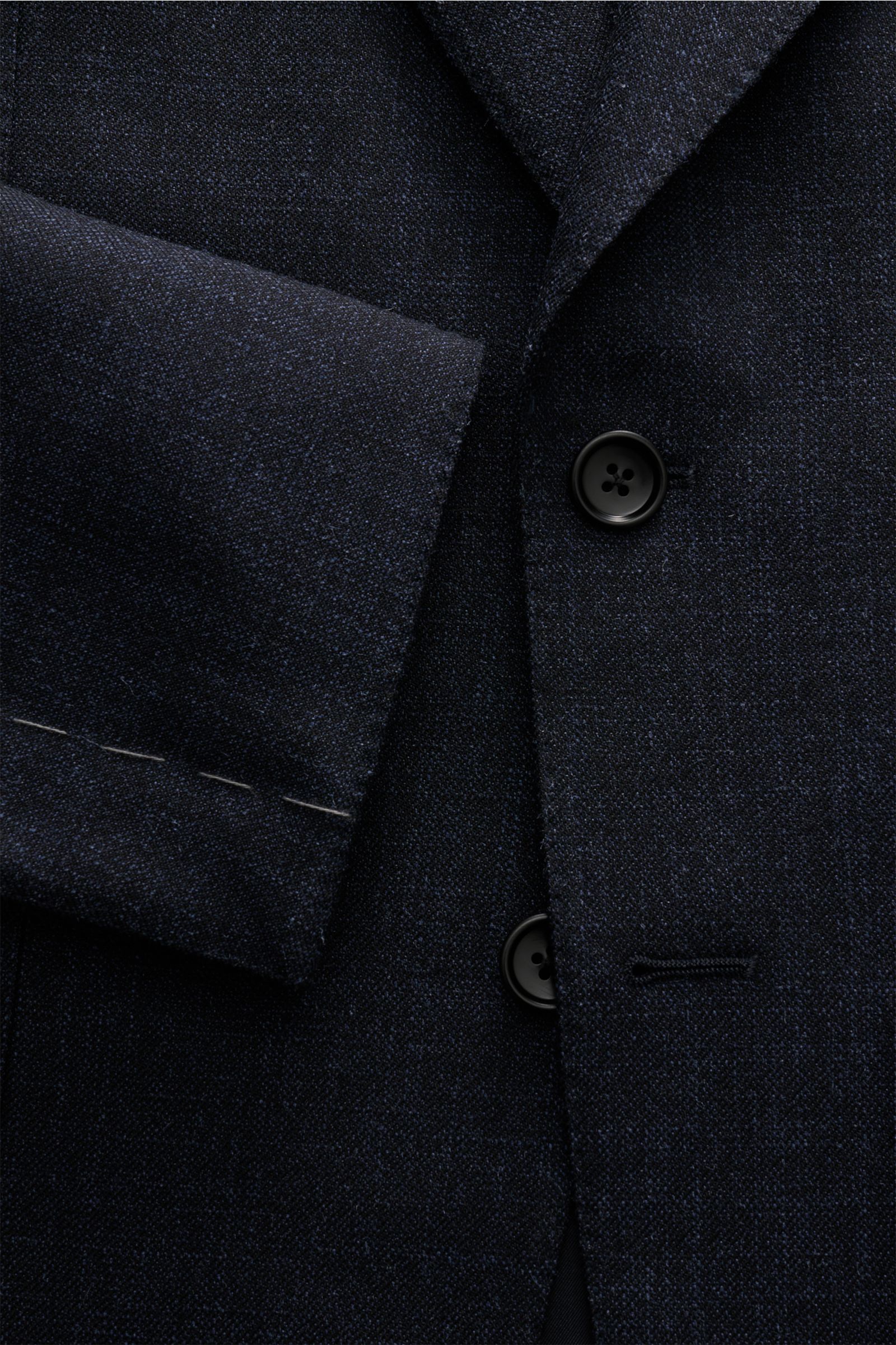 Tom Ford Sakko 'Shelton' anthrazit/blau meliert, Nahaufnahme von Slim Fit Woll-Mix mit Seide, Spitzrevers, Zwei-Knopf-Stil, weicher Griff, Detailansicht.