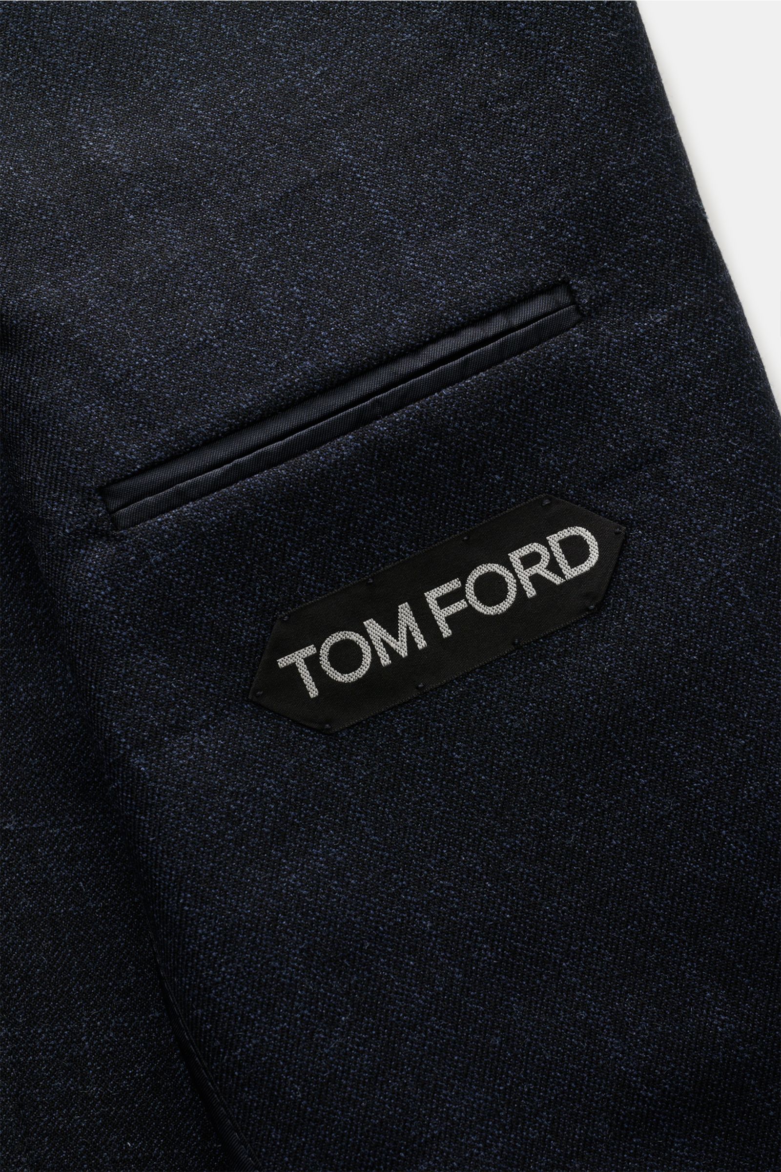 Tom Ford Sakko 'Shelton' anthrazit/blau meliert, Nahaufnahme der Brusttasche mit Tom Ford Logo, Woll-Seide-Mix, Slim Fit, Spitzrevers.