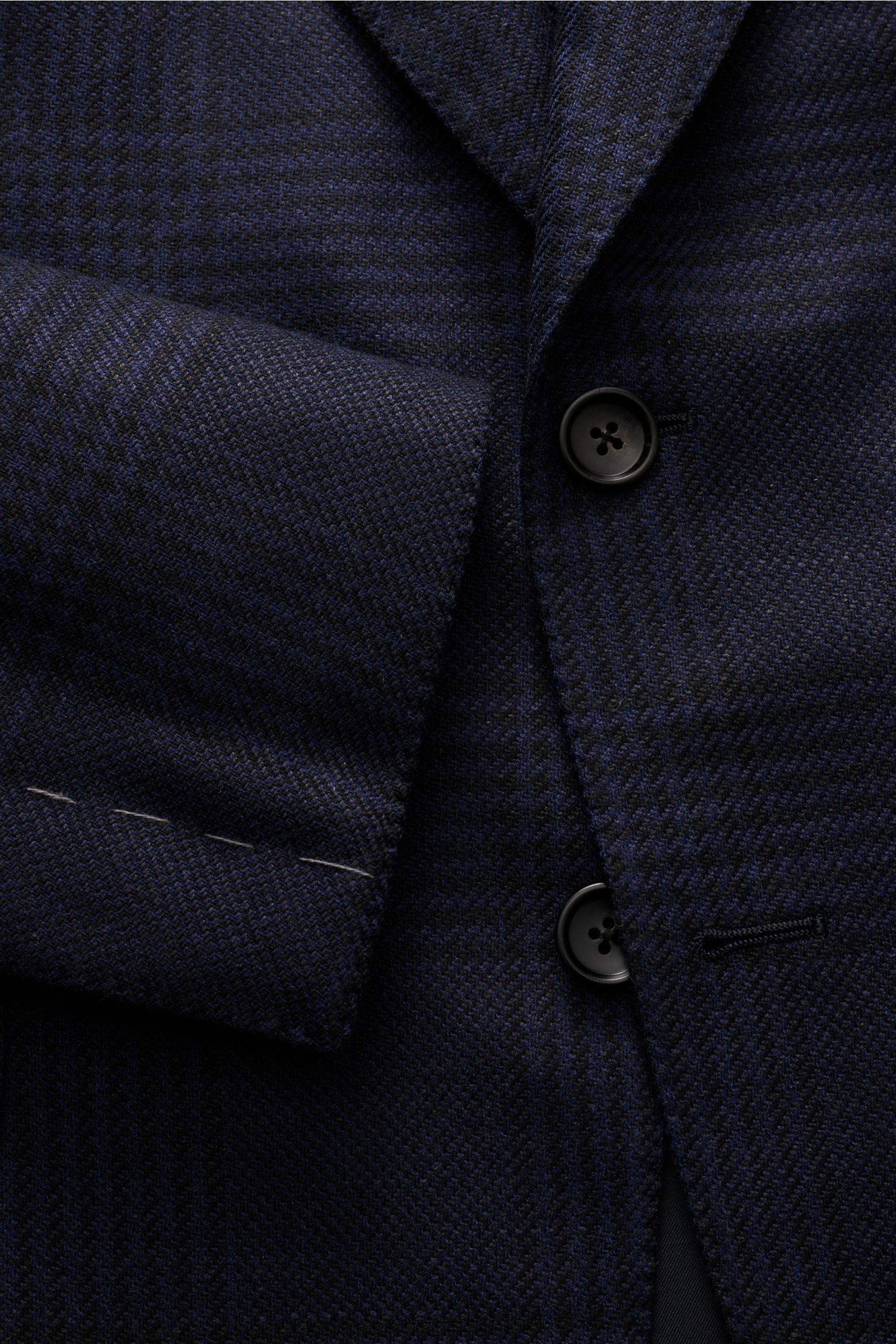 Close-up front view of Tom Ford Sakko 'Shelton' navy/schwarz kariert with Glencheck pattern, buttons, and tailored cuff details.

Description: Purer Luxus von TOM FORD: Der Klassiker 'Shelton' mit edgy Silhouette und dezentem Glencheck wurde aus einer 