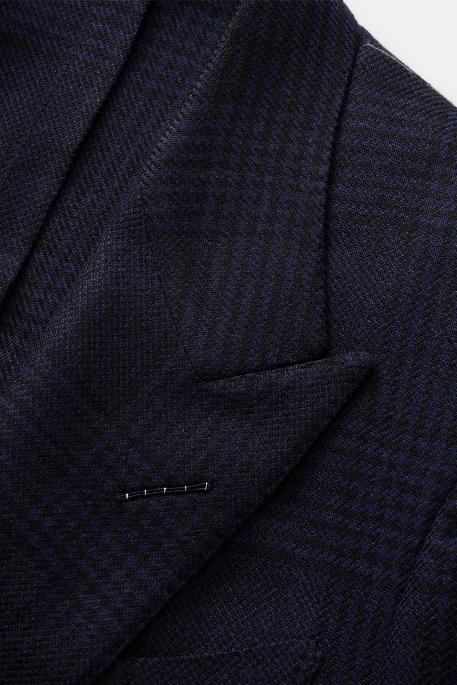 Close-up front-left view of Tom Ford Sakko 'Shelton' navy/schwarz kariert blazer lapel with subtle Glencheck pattern and soft wool, silk, linen mix.

Description to include:  
Purer Luxus von TOM FORD: Der Klassiker 'Shelton' mit edgy Silhouette und de