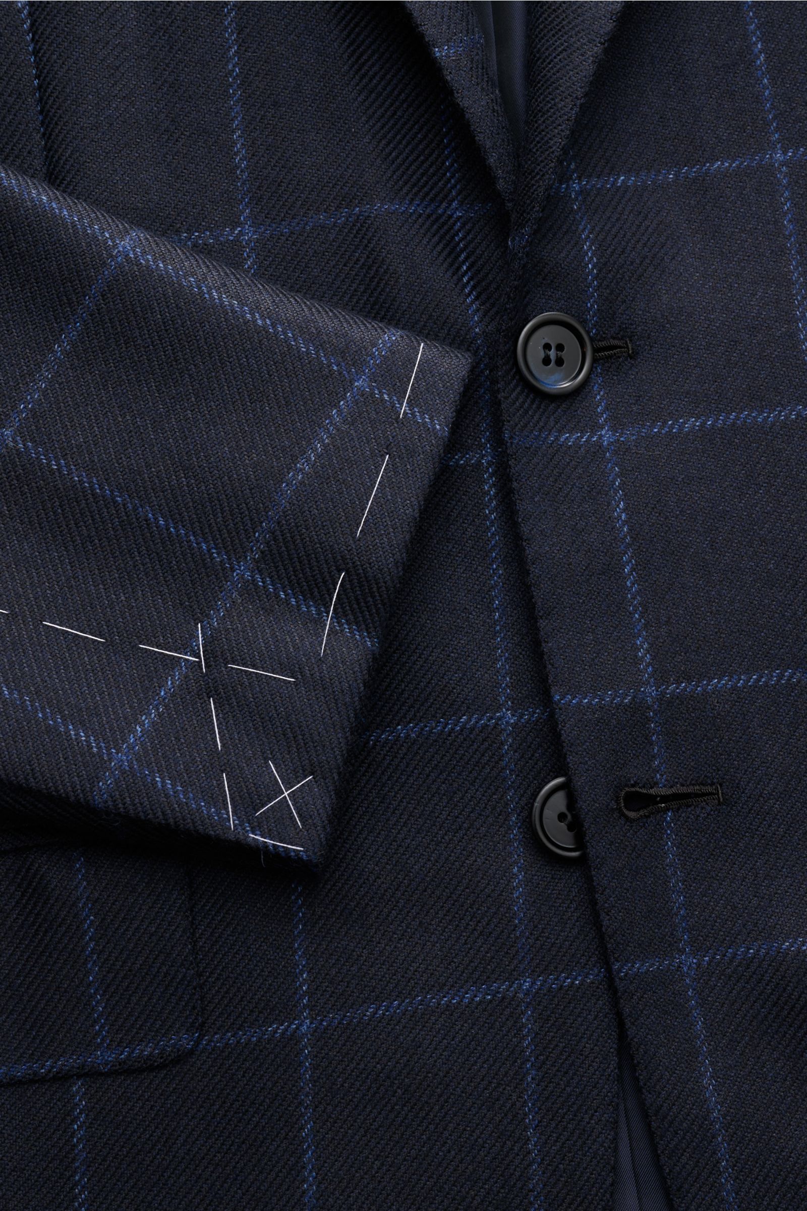 Brioni Cashmere Sakko 'New Plume' dark navy/blau kariert, Slim Fit, tailliert, zwei Knöpfe, fallendes Revers, weiches Futter, Detailaufnahme.