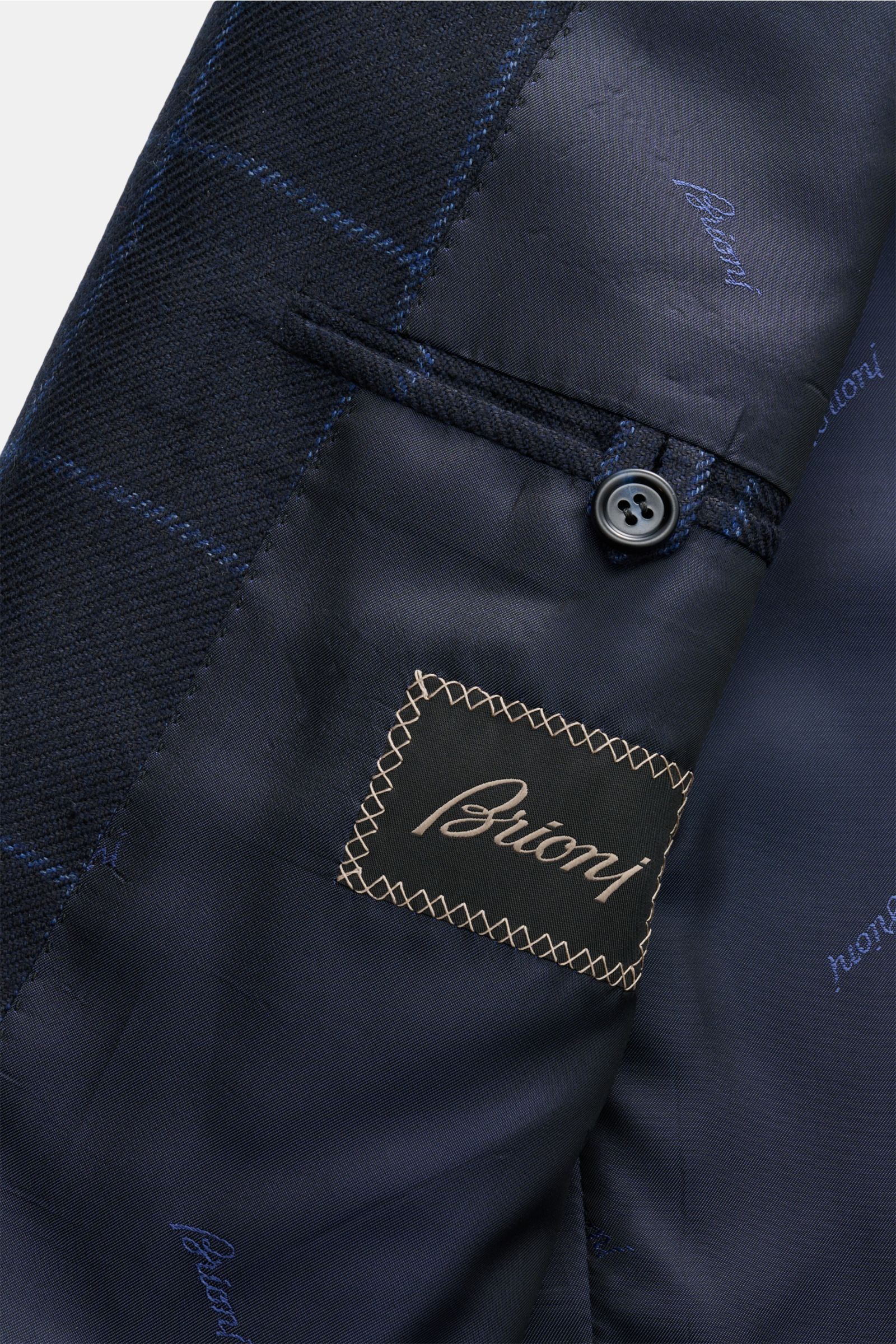 Brioni Cashmere Sakko 'New Plume' dark navy/blau kariert, Nahaufnahme Innenfutter mit Label, weicher Griff, geschmeidiger Stoff, Slim Fit.