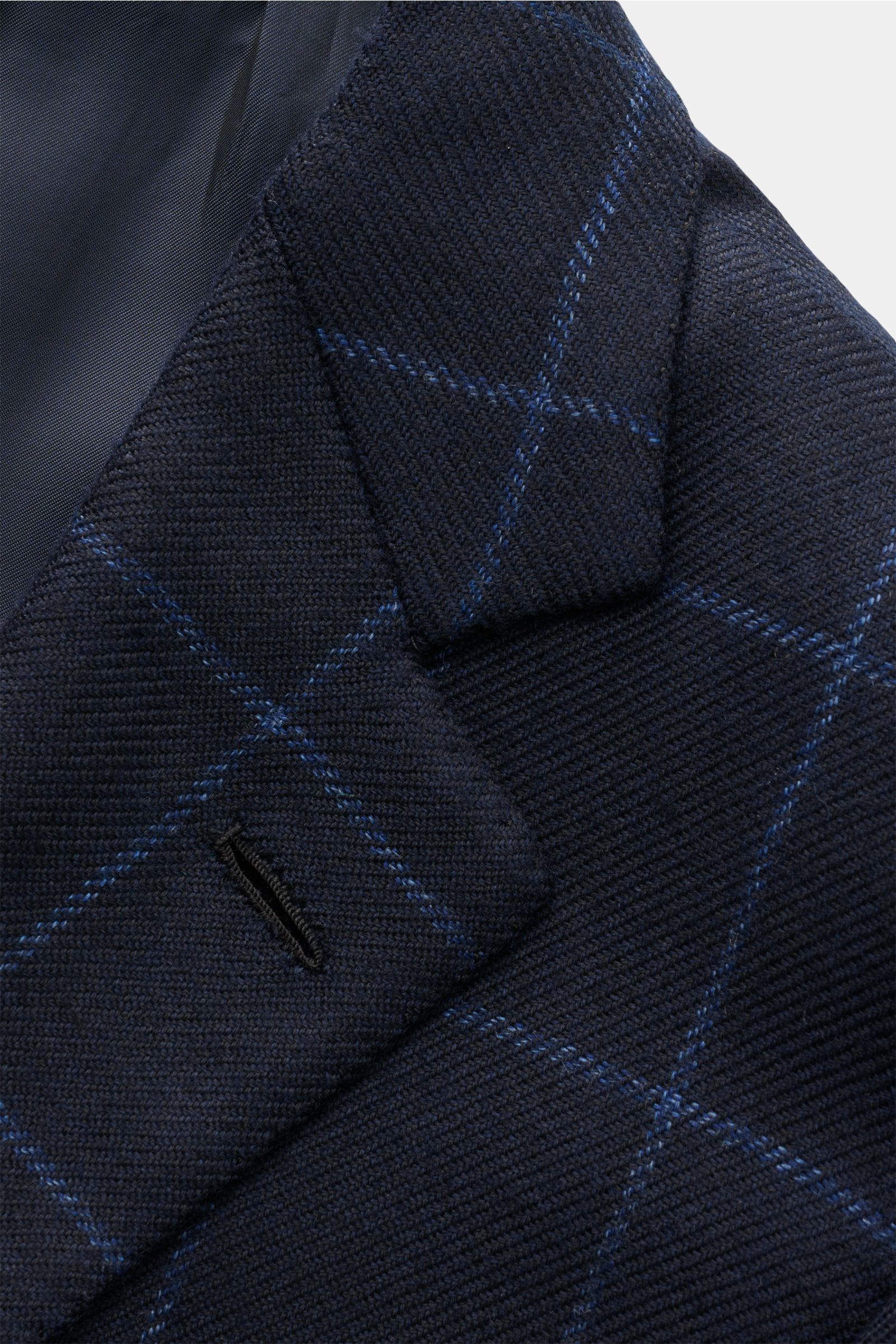 Brioni Cashmere Sakko 'New Plume' dark navy/blau kariert, Nahaufnahme von Revers und Knopflasche, weicher Griff, geschmeidiges Futter.