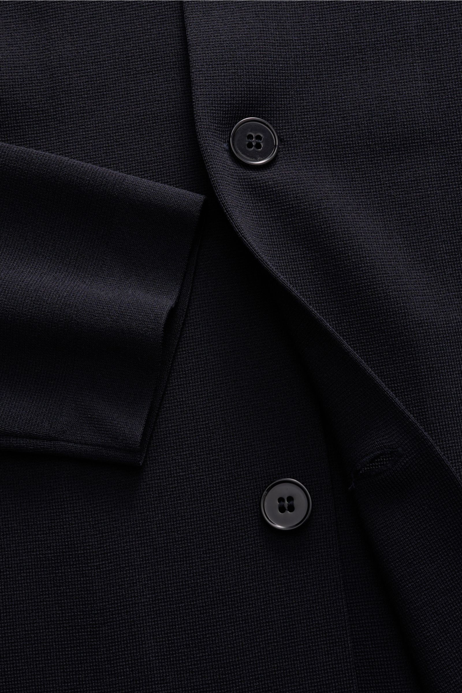 Close-up front view of the Emporio Armani Strickblazer navy, showing fine knit texture, four-button closure, and sleeve detail.

Monochromes Piece von GIORGIO ARMANI: Dieser exklusive Strickblazer aus edlem Materialmix mit Viskose und Microfaser ist vi