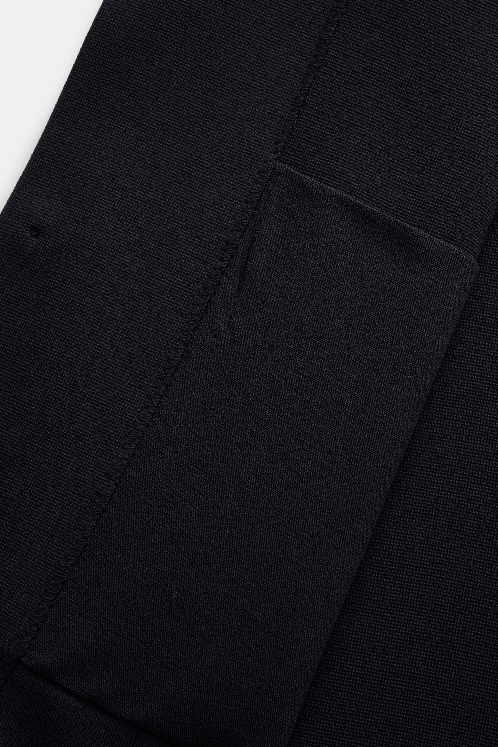 Close-up top view of the navy Emporio Armani Strickblazer showing fine knit texture and detailed stitching.

Monochromes Piece von GIORGIO ARMANI: Dieser exklusive Strickblazer aus edlem Materialmix mit Viskose und Microfaser ist vielseitig stylebar - 