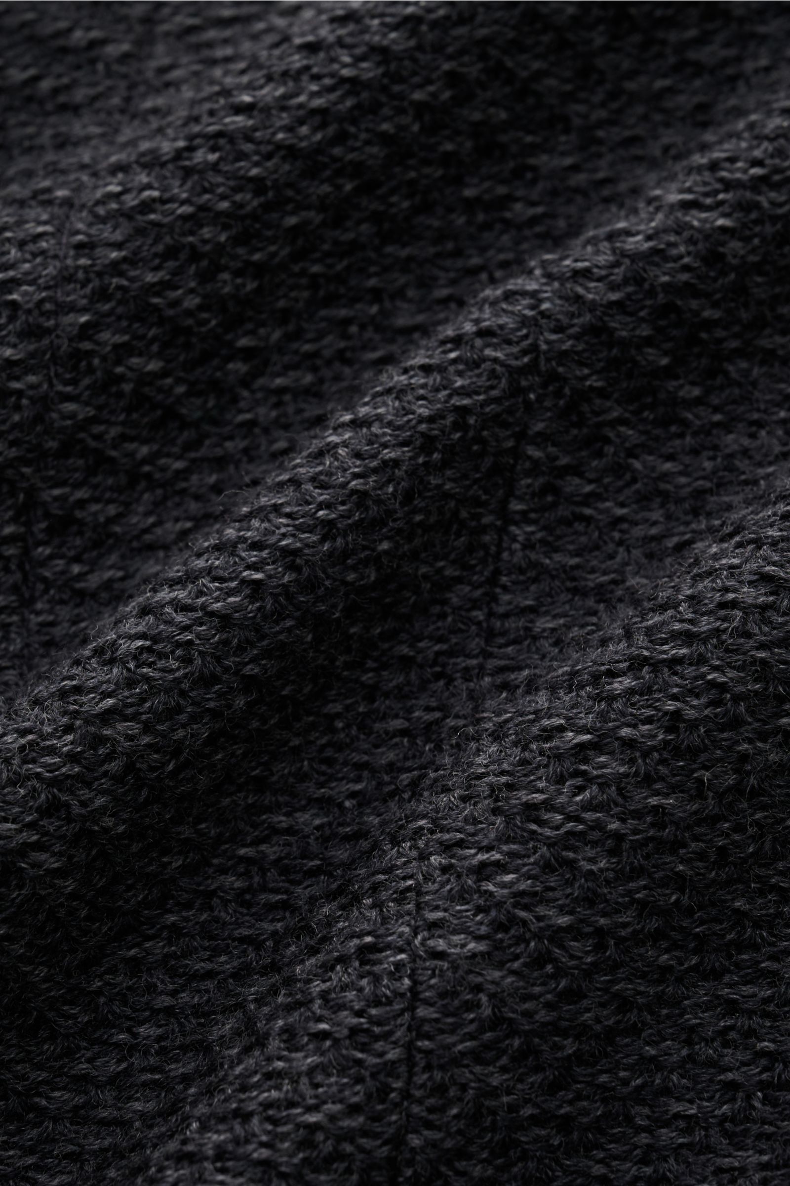 Emporio Armani Blazer dunkelgrau meliert in Nahaufnahme, zeigt die luftige Fischgrat-Struktur aus reiner Wolle im Slim Fit, 5-Knopf-Stil, Unconstructed Design.