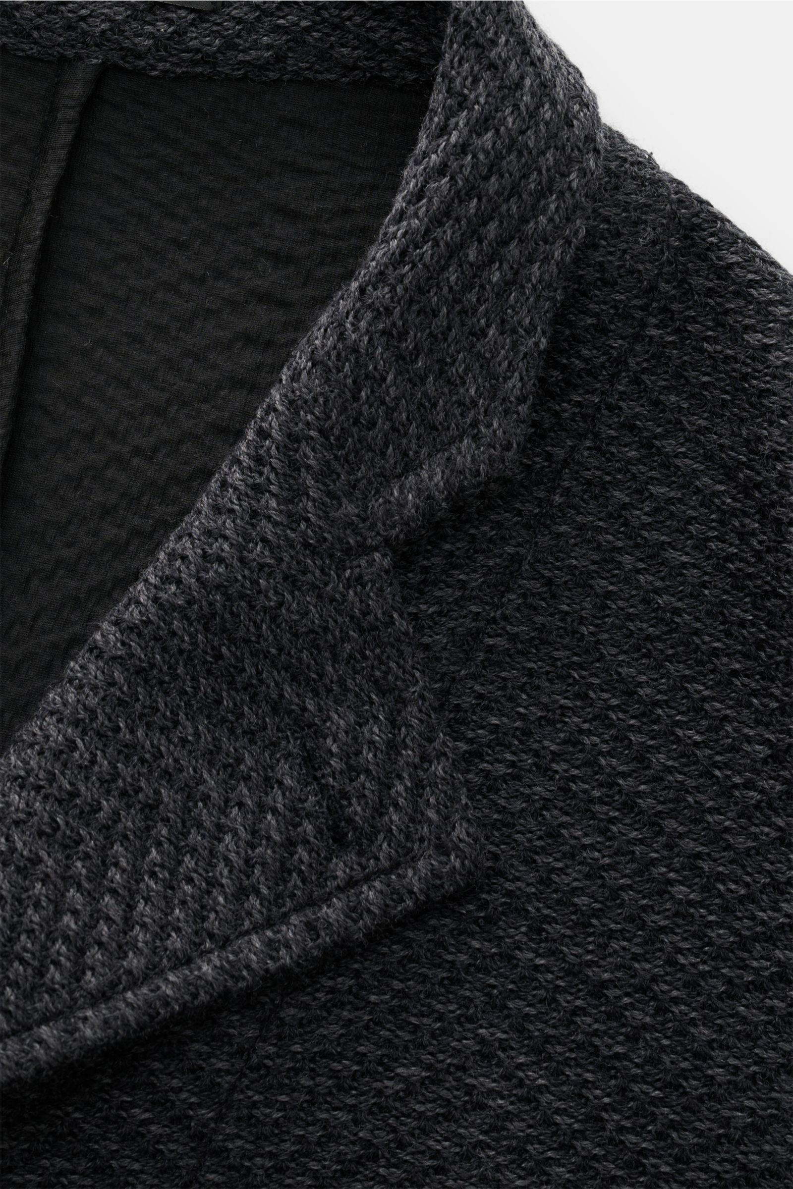 Emporio Armani Blazer dunkelgrau meliert, Nahaufnahme von Revers und Struktur, reine Wolle, luftige Fischgrat-Qualität, Unconstructed Design.