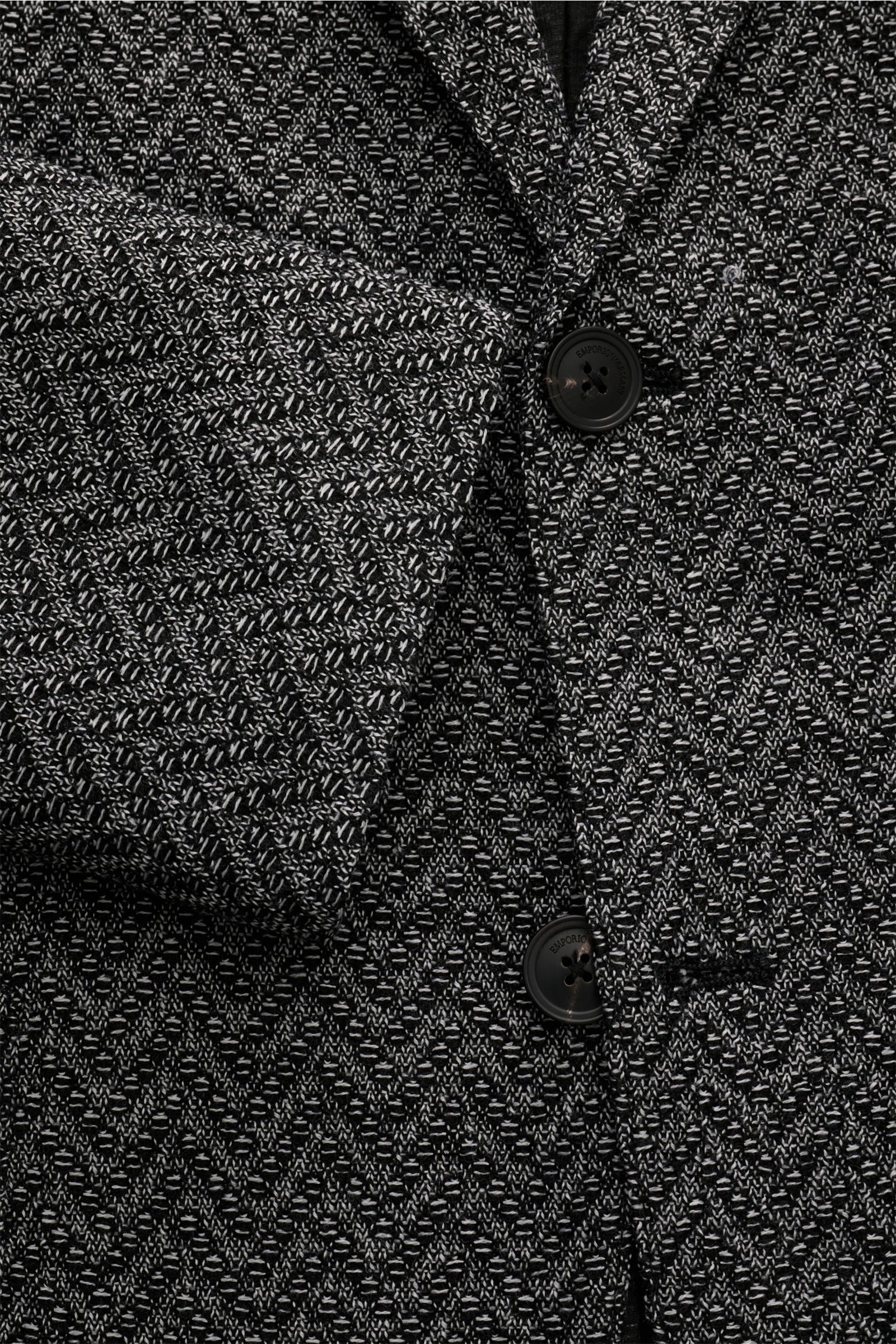 Close-up front view of the Emporio Armani Strickblazer schwarz/weiß gemustert, featuring a slim fit, two-button style, and zig-zag wool knit texture.

Edles Piece mit Twist von EMPORIO ARMANI: Mit diesem Blazer aus feinem und leichtem Strukturstrick au