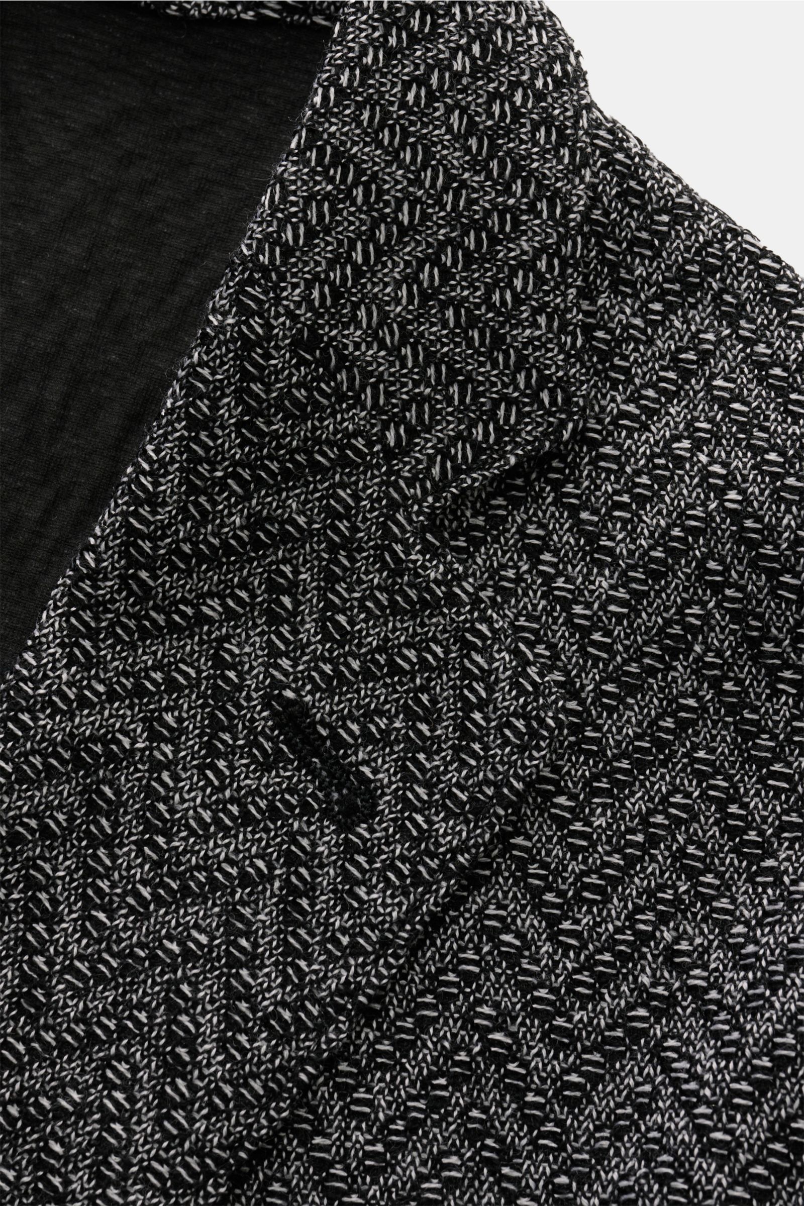 Close-up front view of Emporio Armani Strickblazer schwarz/weiß gemustert with zig-zag black and white wool knit pattern, slim fit, two-button style, unconstructed and unlined design.

Edles Piece mit Twist von EMPORIO ARMANI: Mit diesem Blazer aus fei