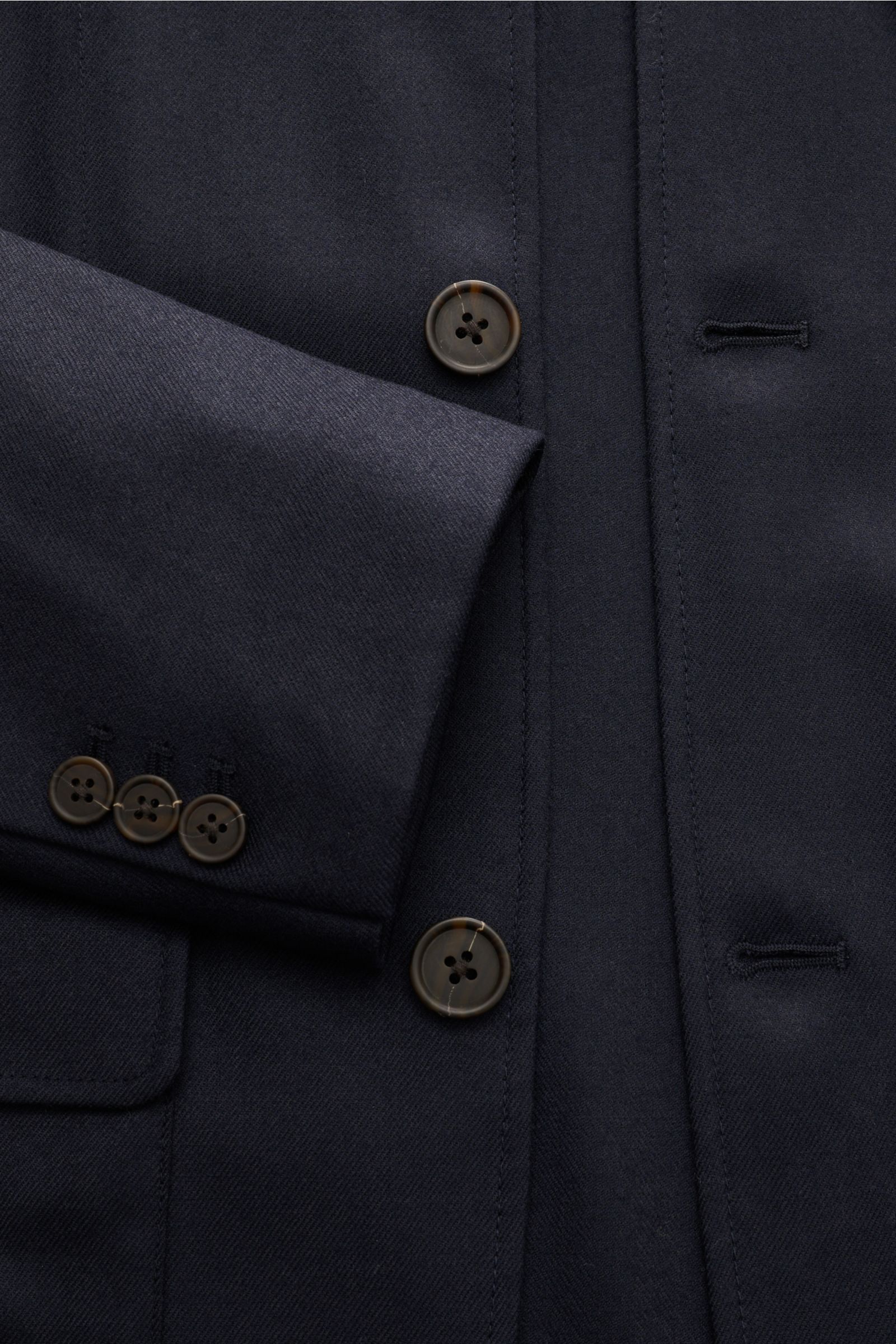 Emporio Armani Blazer dark navy in leichter Wolle, Twill, Regular Fit, Safari-Jacken Stil, Unconstructed, Knopfleiste, Umschlagkragen, Knöpfe an Ärmeln, Brust- und Hüfttaschen mit Patte, Nahaufnahme von vorne.