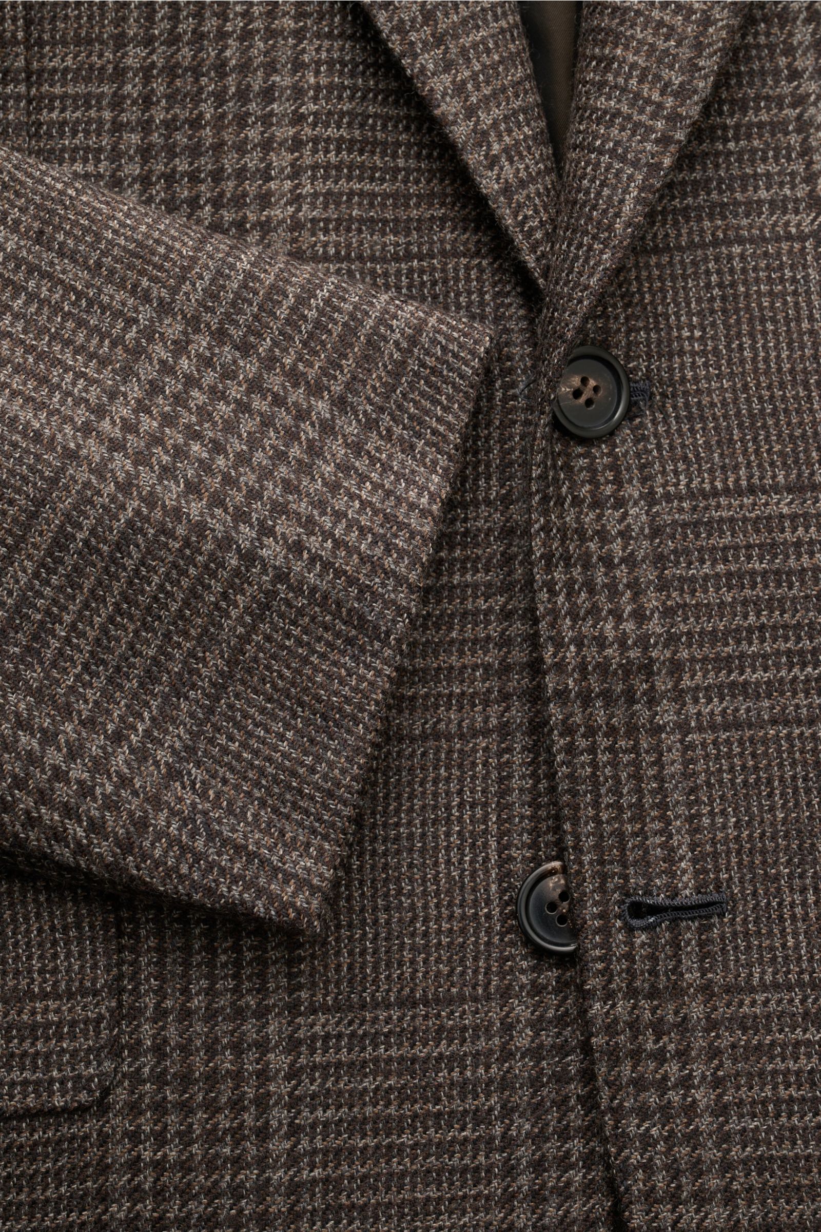 Brioni Cashmere Sakko 'New Plume' dunkelbraun/graubraun kariert shown from a close-up front angle, highlighting Glencheck pattern, buttons, and pocket details. Das zeitlose Glencheck-Muster übersetzt BRIONI in eine moderne Silhouette und veredelt es mi