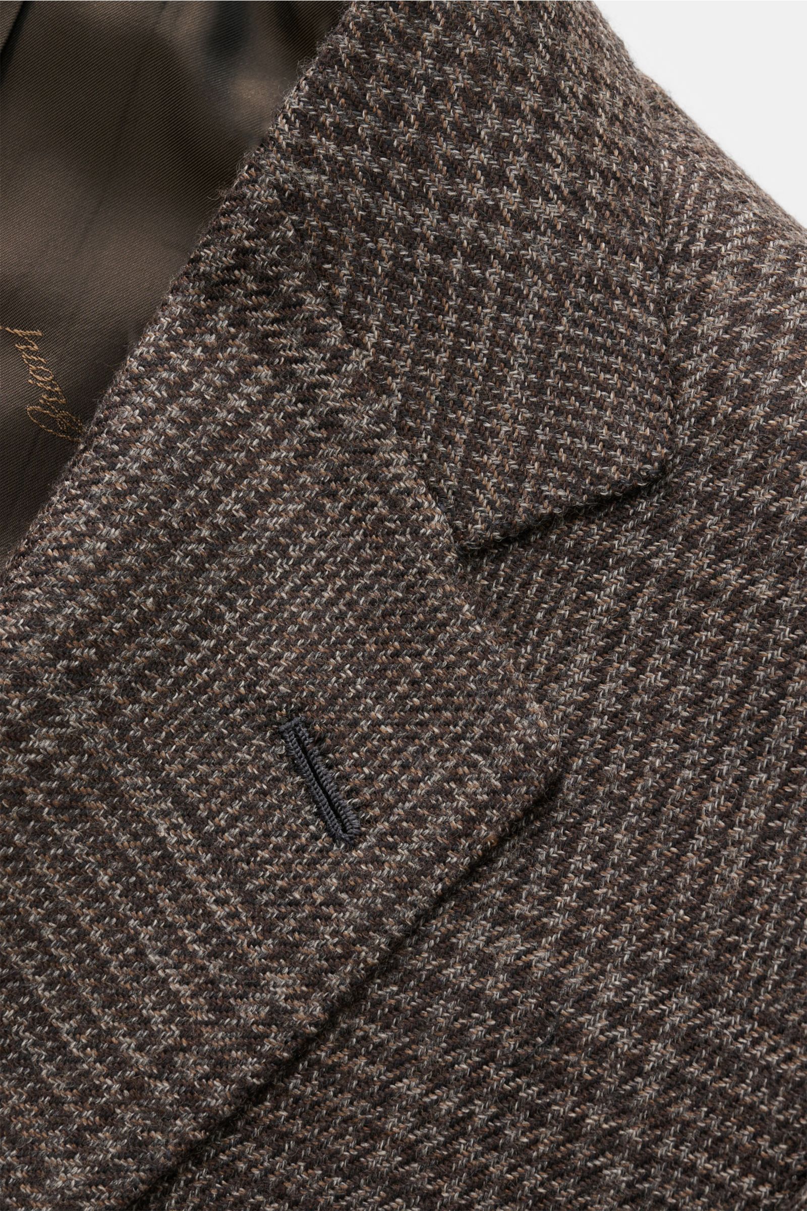 Close-up front angled view of Brioni Cashmere Sakko 'New Plume' dunkelbraun/graubraun kariert with classic Glencheck pattern and branded lining.

Das zeitlose Glencheck-Muster übersetzt BRIONI in eine moderne Silhouette und veredelt es mit handwerklich