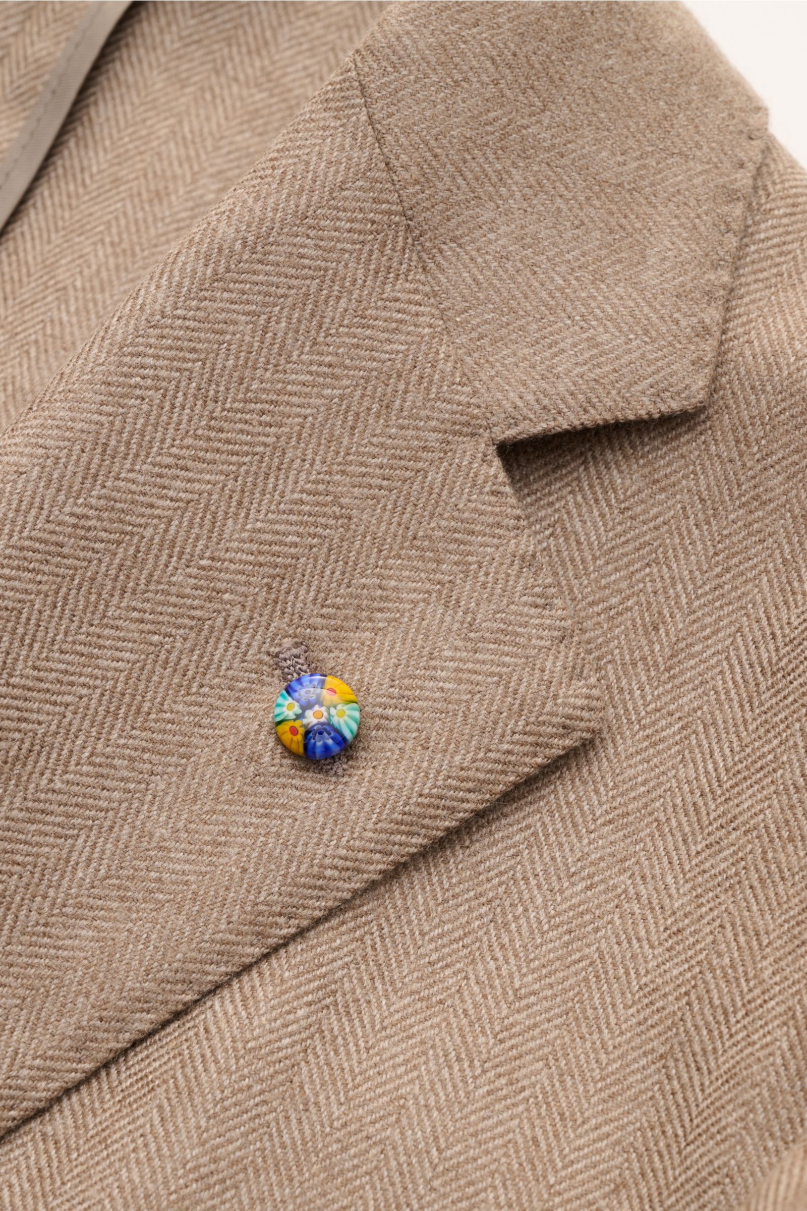 Belvest Cashmere Sakko taupe/beige gemustert, Nahaufnahme von fallendem Revers mit Pin, Fischgratmuster und weichem Griff.