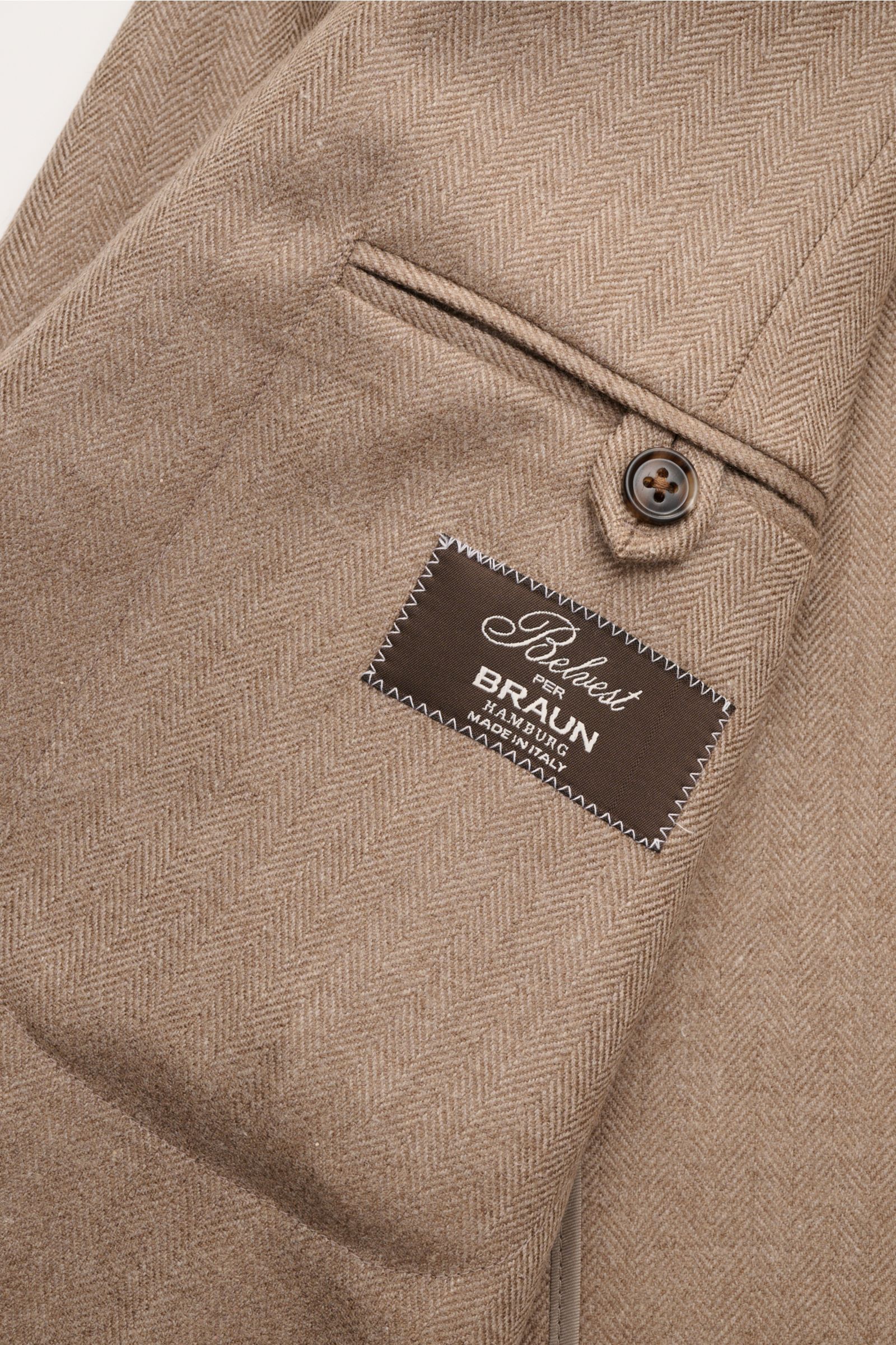Belvest Cashmere Sakko taupe/beige gemustert, Nahaufnahme innen, feines Fischgrat, weicher Griff, Innentasche mit Knopf, Etikett Braun Hamburg.