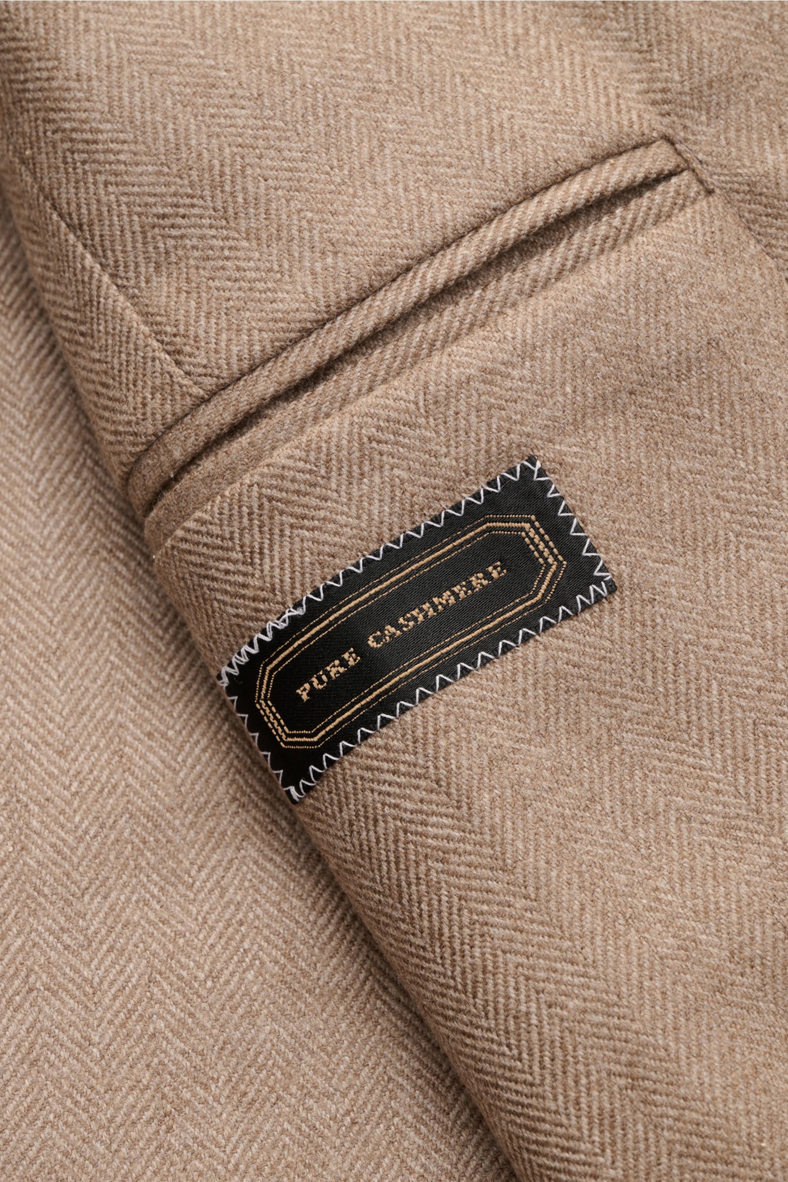 Nahaufnahme des Belvest Cashmere Sakko taupe/beige gemustert mit dezentem Fischgratmuster, weichem Griff und Innentasche, seitliche Perspektive.