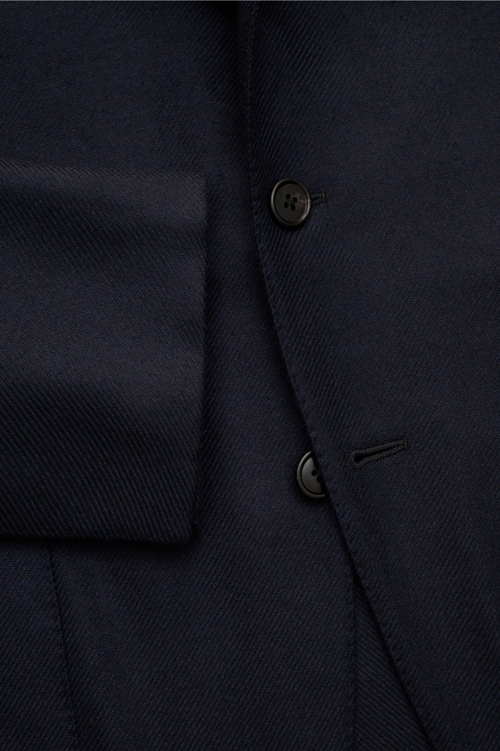Belvest Cashmere Sakko navy in Slim Fit, naher Detailansicht von vorne mit tailliertem Drei-Knopf-Stil, fallendem Revers und Brusttasche.