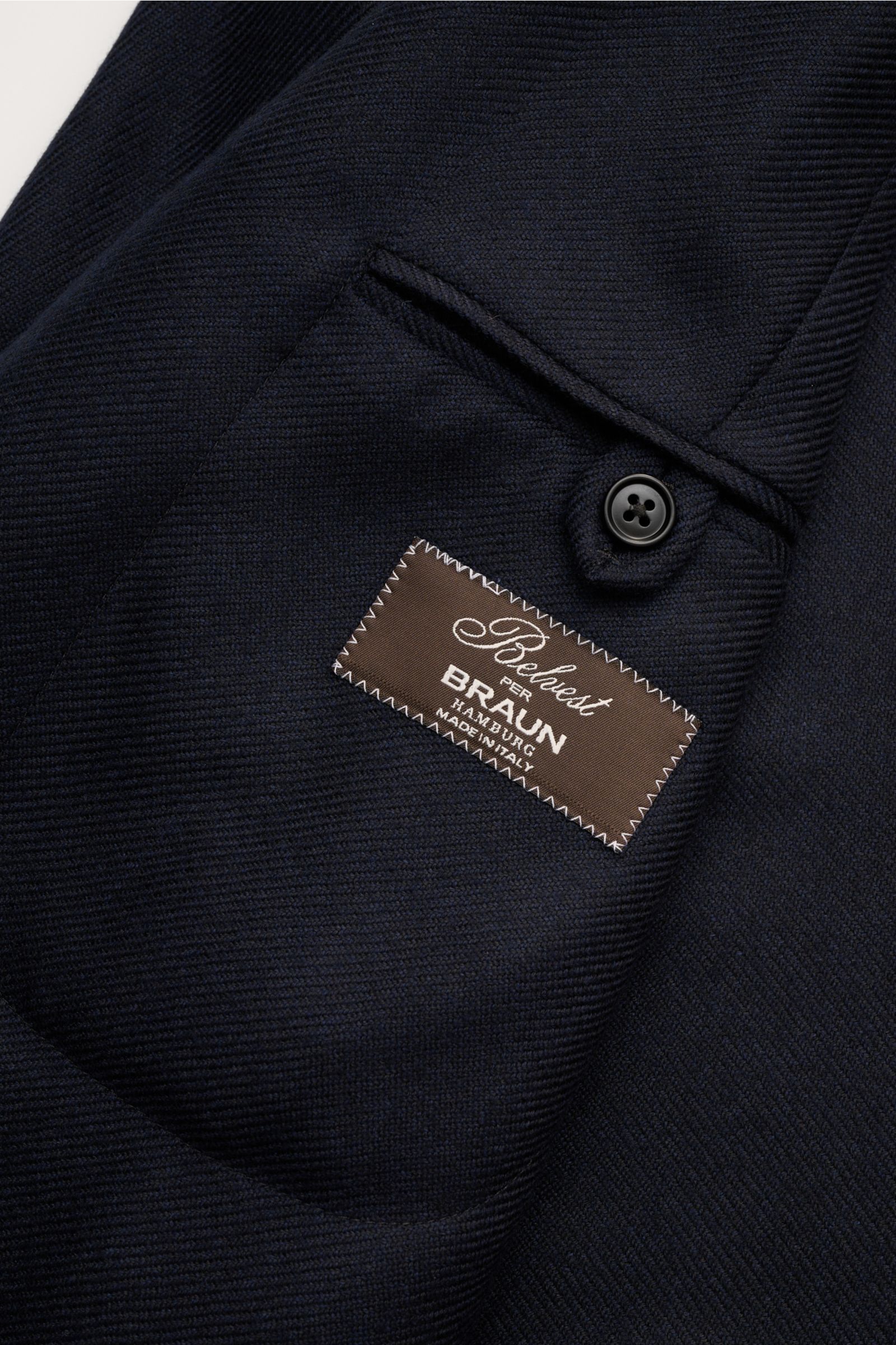 Belvest Cashmere Sakko navy Detailaufnahme der taillierten Brusttasche mit Knopf und Label, reiner Cashmere, Slim Fit, unfertige Ärmel.