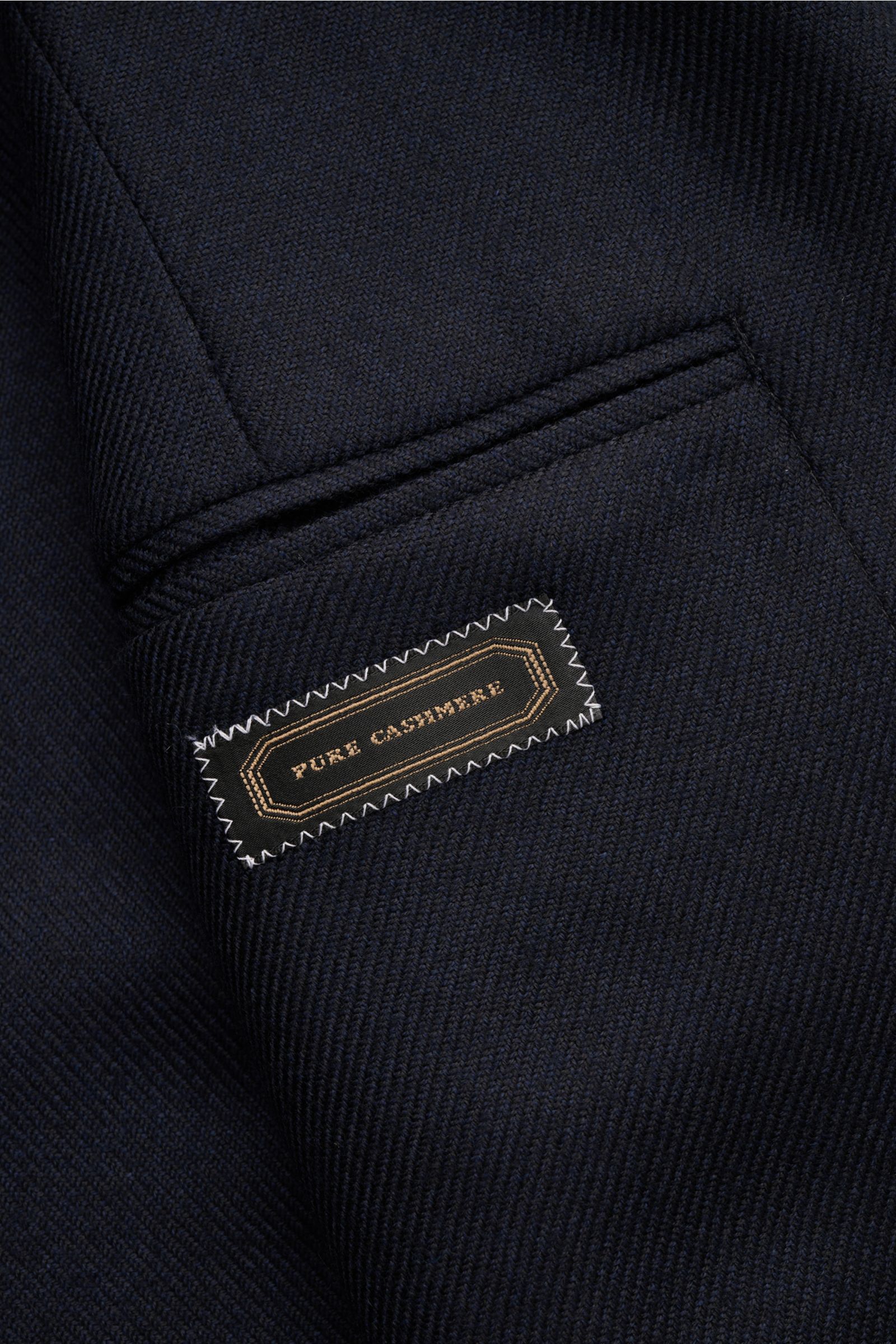 Belvest Cashmere Sakko navy, Detailansicht der Brusttasche mit Pure Cashmere Label, feines Gewebe, Slim Fit, taillierter Drei-Knopf-Stil.