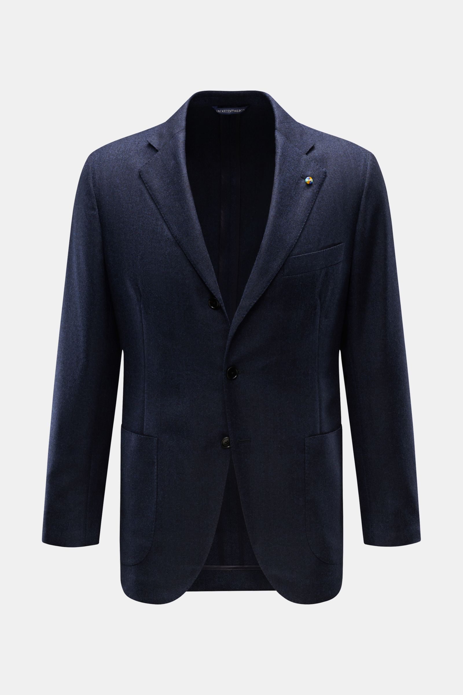 Belvest Sakko navy, frontale Ansicht, Slim Fit, taillierter Drei-Knopf-Stil, weiche reine Wolle mit tonalem Fischgrat, fallendes Revers mit Pin, Brust- und Hüfttaschen.