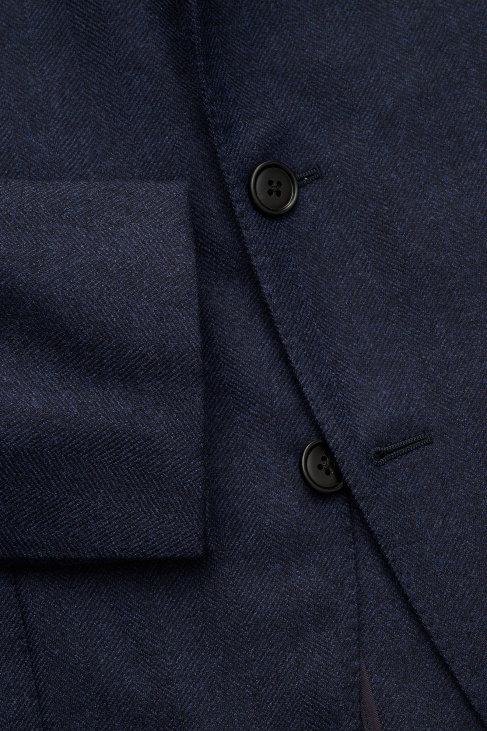Belvest Sakko navy aus reiner Wolle mit weichem Griff, tonalem Fischgrat, Slim Fit, Drei-Knopf-Stil, fotografiert in Nahaufnahme.