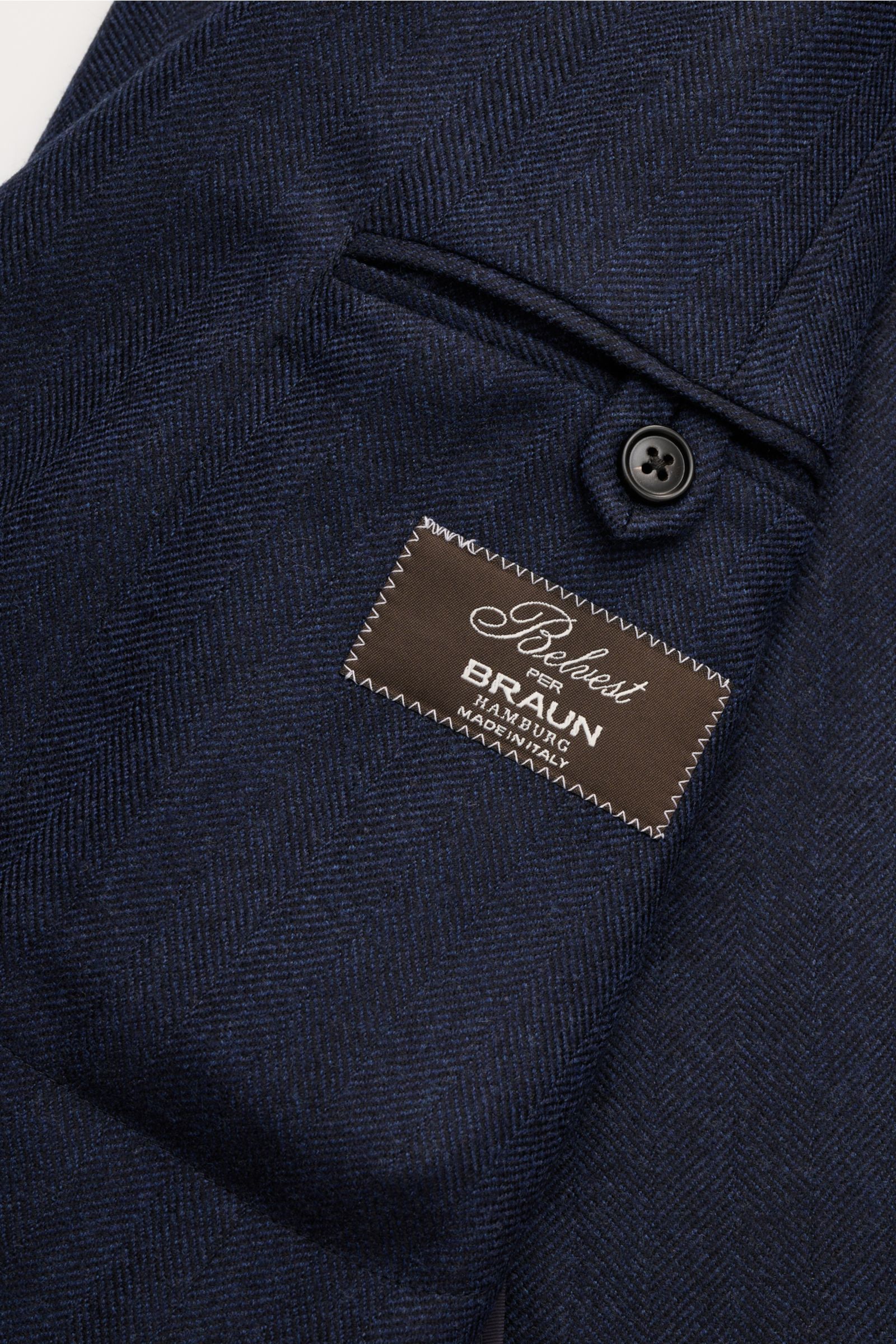Nahaufnahme des Belvest Sakko navy aus weicher, reiner Wolle mit tonalem Fischgrat, Slim Fit, tailliertem Drei-Knopf-Stil und Brusttasche.