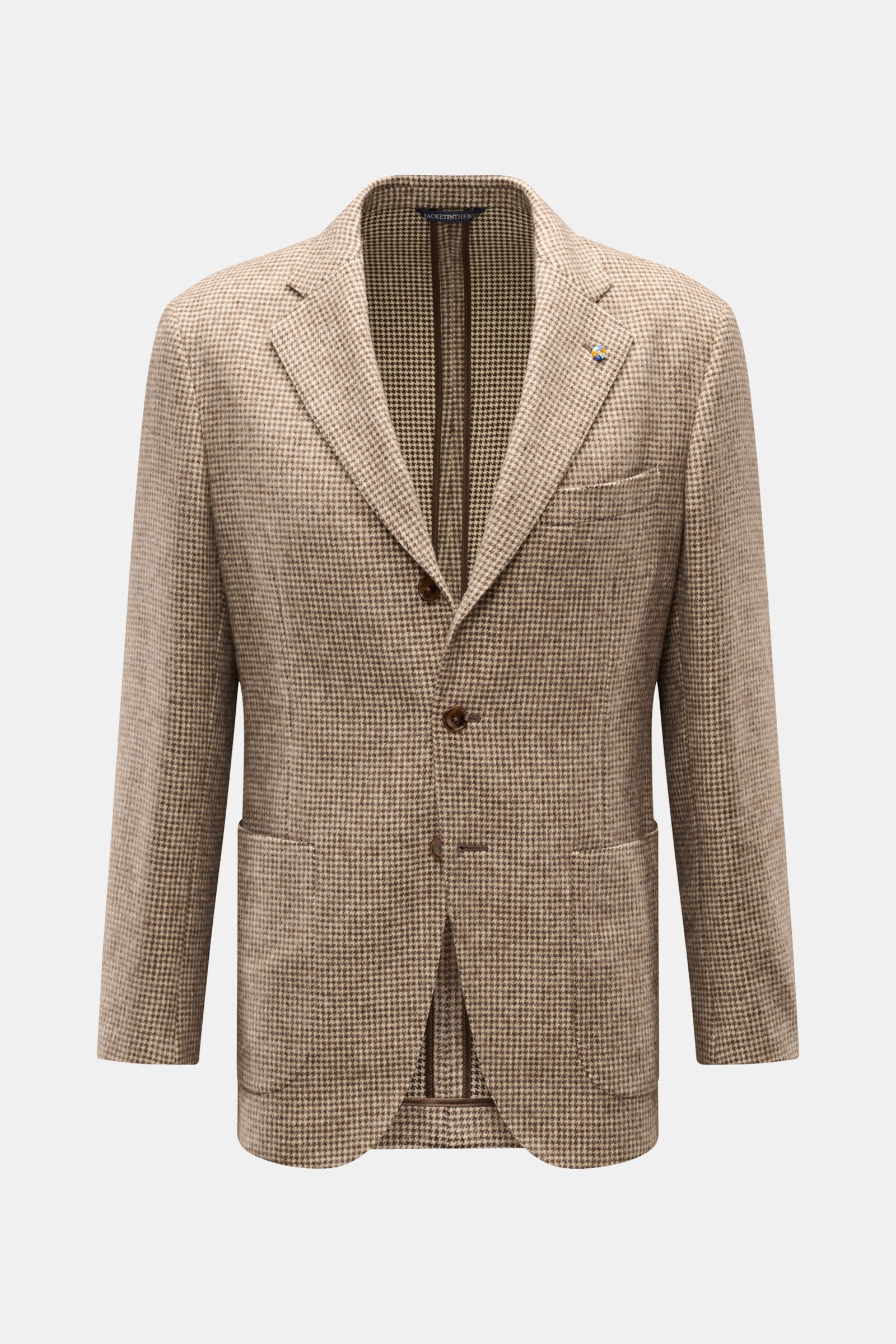 Front view of Belvest Sakko beige/dunkelbraun kariert, a slim fit three-button jacket in soft pure Yak wool with classic houndstooth pattern, notch lapel with pin, chest and patch hip pockets, unfinished sleeve ends, back side vents, and two inner pockets