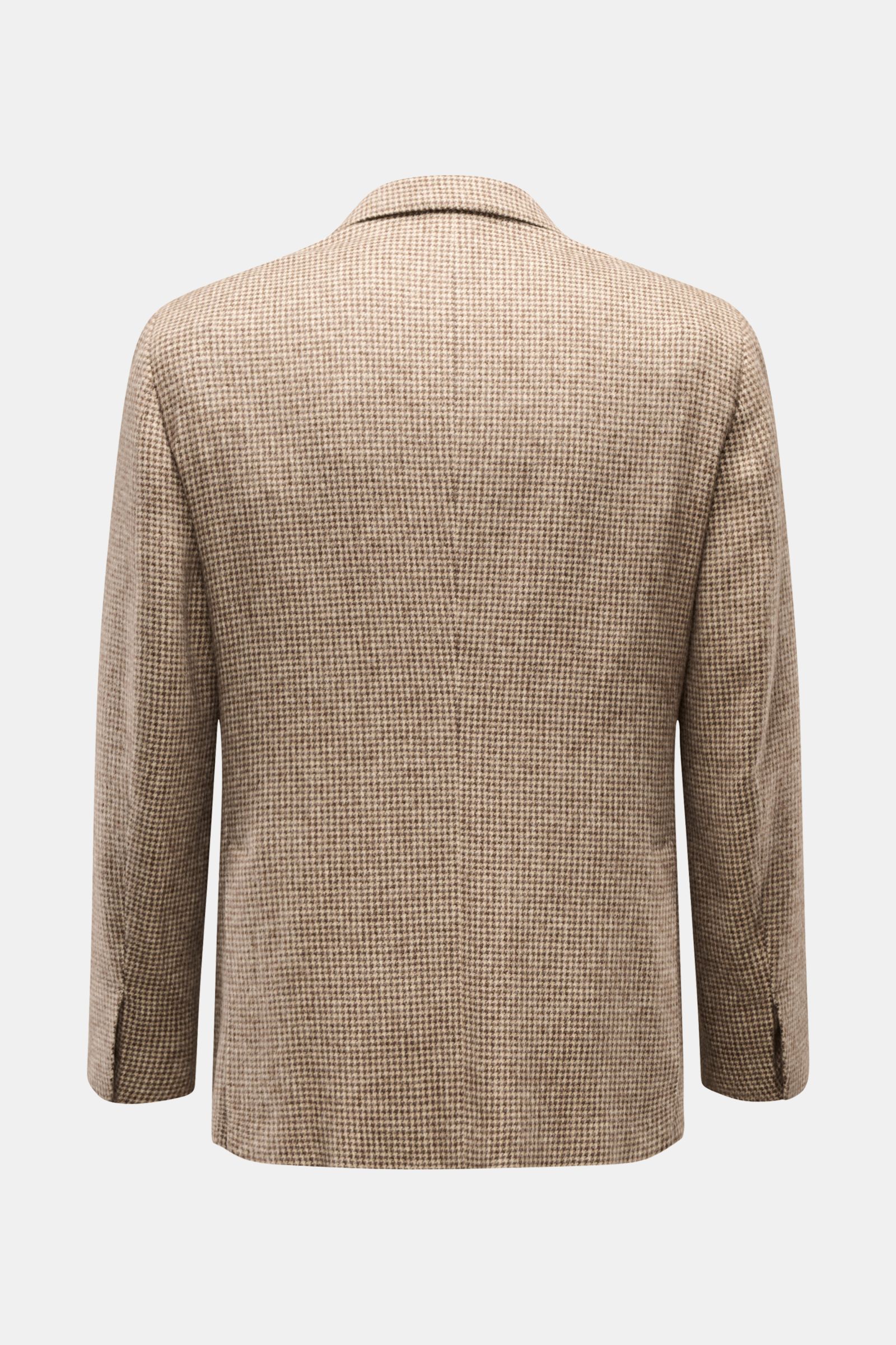 Belvest Sakko beige/dunkelbraun kariert shown from the back, featuring slim fit, pure yak wool, soft houndstooth pattern, tailleur style, side slits, and unfinished sleeves. Edle Materialqualität verbindet BELVEST bei diesem Sakko mit klassischem Hahnentr