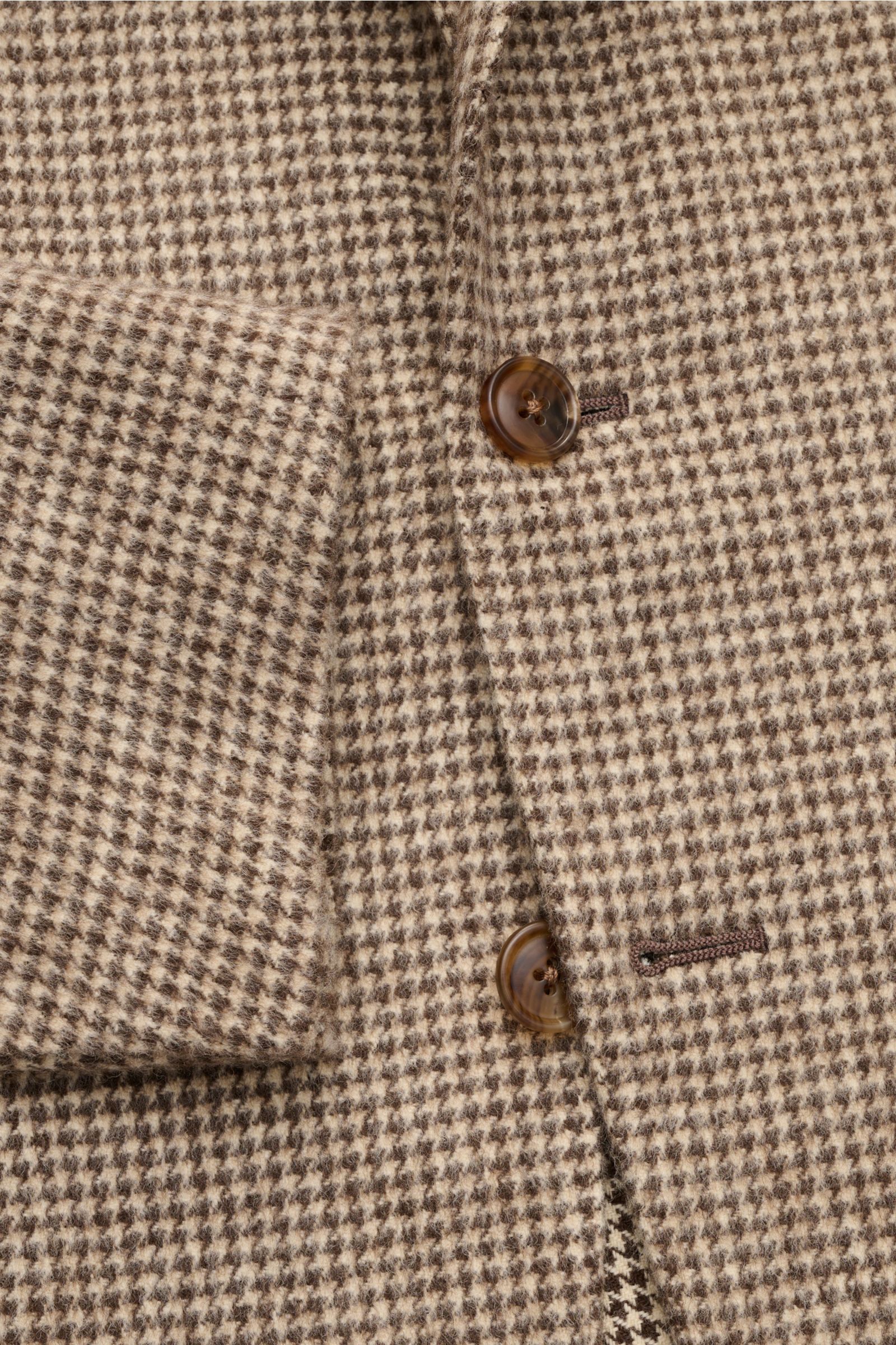 Close-up front view of Belvest Sakko beige/dunkelbraun kariert showing slim fit, three-button style, houndstooth pattern in soft pure yak wool.

Edle Materialqualität verbindet BELVEST bei diesem Sakko mit klassischem Hahnentritt-Muster aus wärmender Y