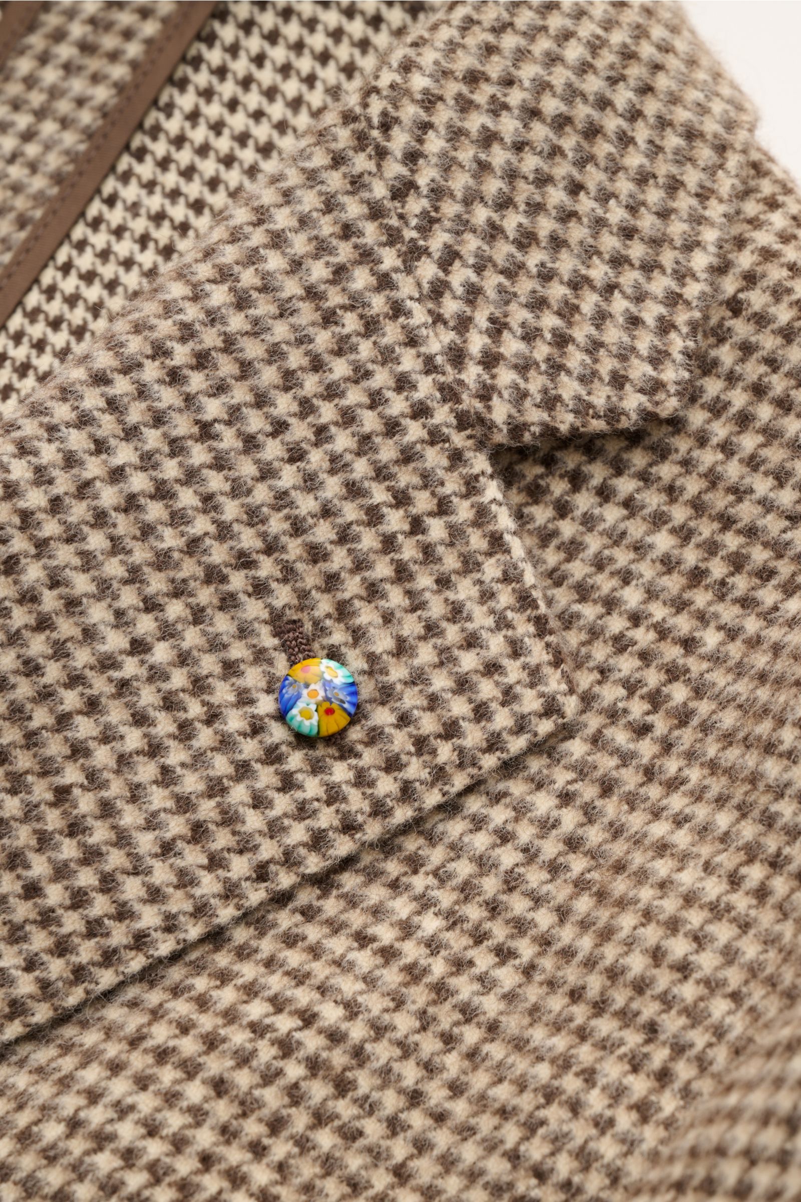 Close-up front-side view of Belvest Sakko beige/dunkelbraun kariert in pure Yak wool with soft touch, houndstooth pattern, slim fit, three-button style, lapel pin, and classic chest pocket. Edle Materialqualität verbindet BELVEST bei diesem Sakko mit k