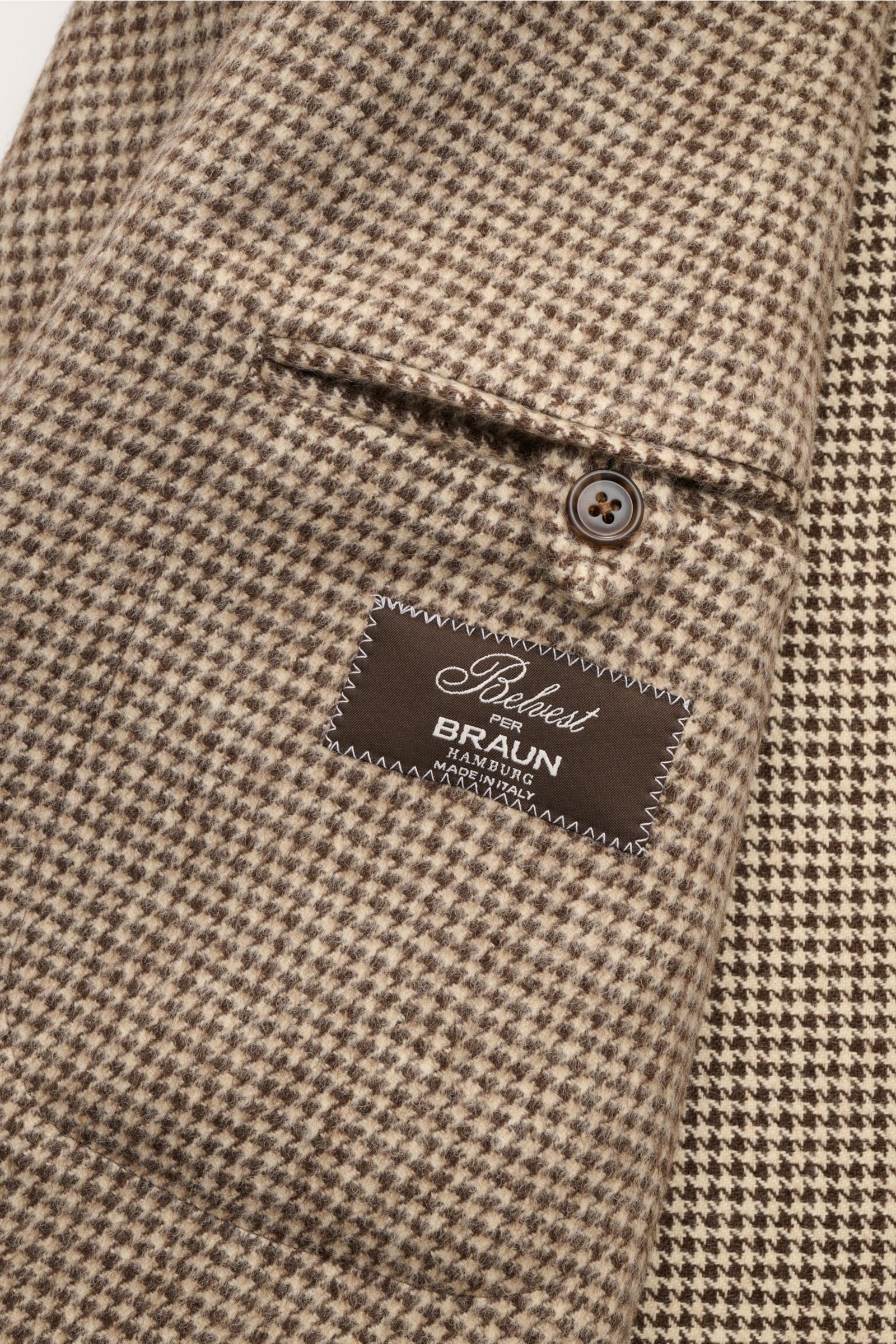 Close-up photo from the inside of the Belvest Sakko beige/dunkelbraun kariert showing the label and houndstooth pattern in pure yak wool fabric. Edle Materialqualität verbindet BELVEST bei diesem Sakko mit klassischem Hahnentritt-Muster aus wärmender Yak-